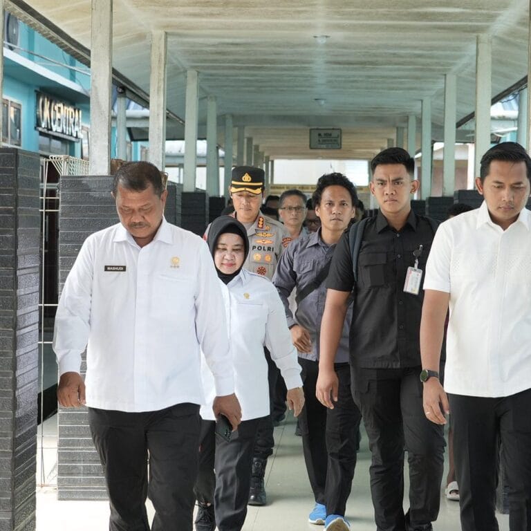 Tiba di Nabire, Dirjenpas Langsung Sambangi Petugas Lapas yang Terluka 8 Tiba di Nabire, Dirjenpas Langsung Sambangi Petugas Lapas yang Terluka