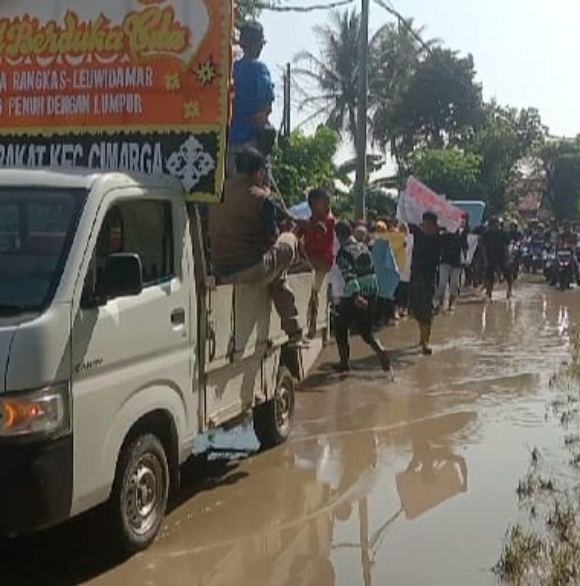 Jalan Penuh Lumpur, Galian Pasir di Cimarga Dikepung Warga
