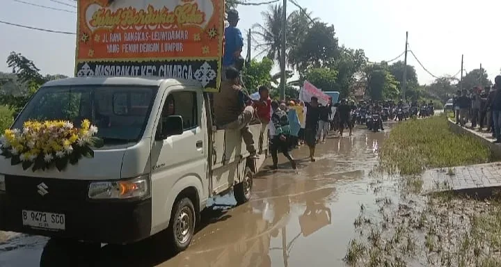 Jalan Penuh Lumpur, Galian Pasir di Cimarga Dikepung Warga 1 Jalan Penuh Lumpur, Galian Pasir di Cimarga Dikepung Warga I PojokPublik