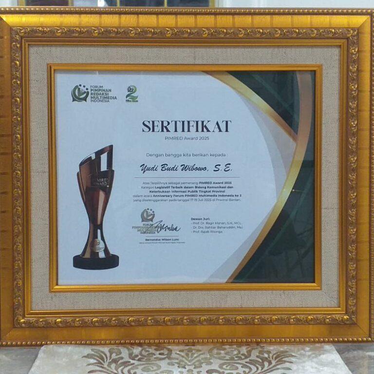 Yudi Budi Wibowo Terima Penghargaan Terbaik Bidang Informasi Publik