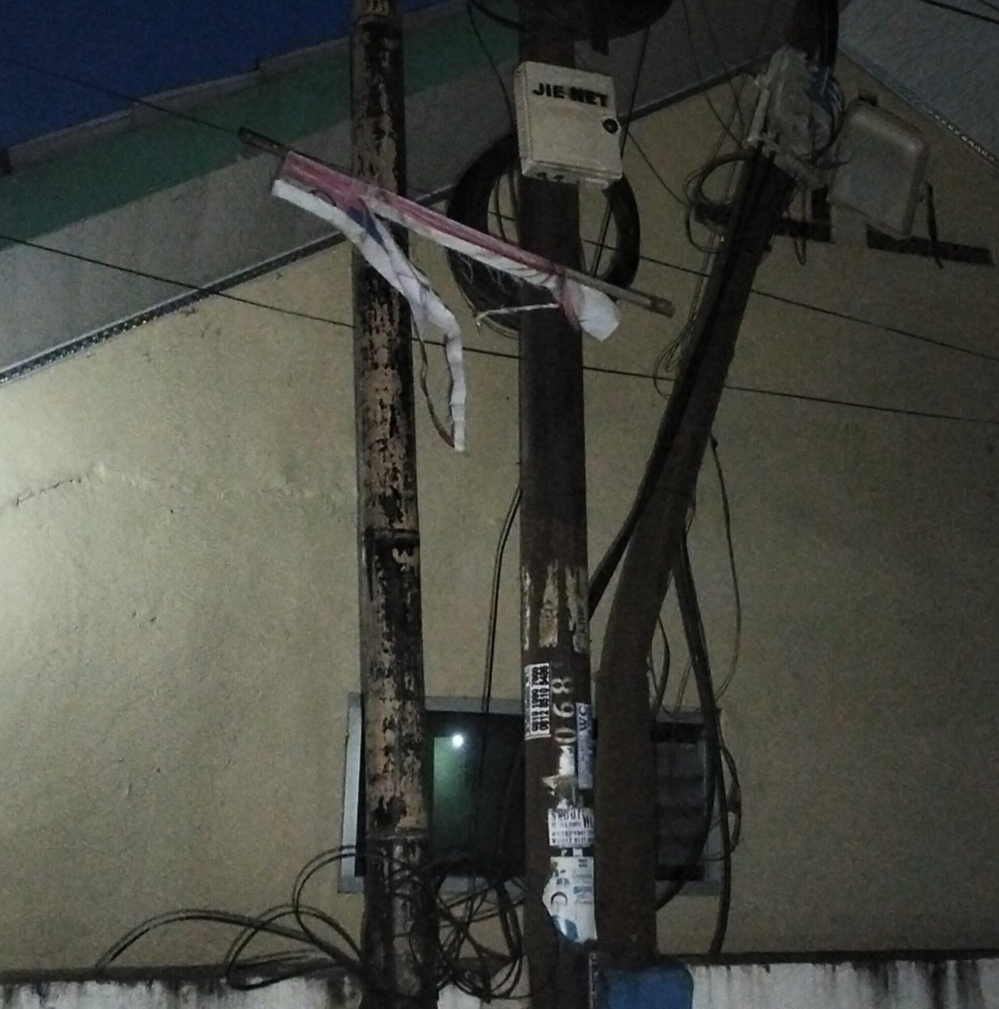 Membahayakan, Kabel Wifi Terpasang Semrawut di Tiang listrik yang Condong di Bojong Leles