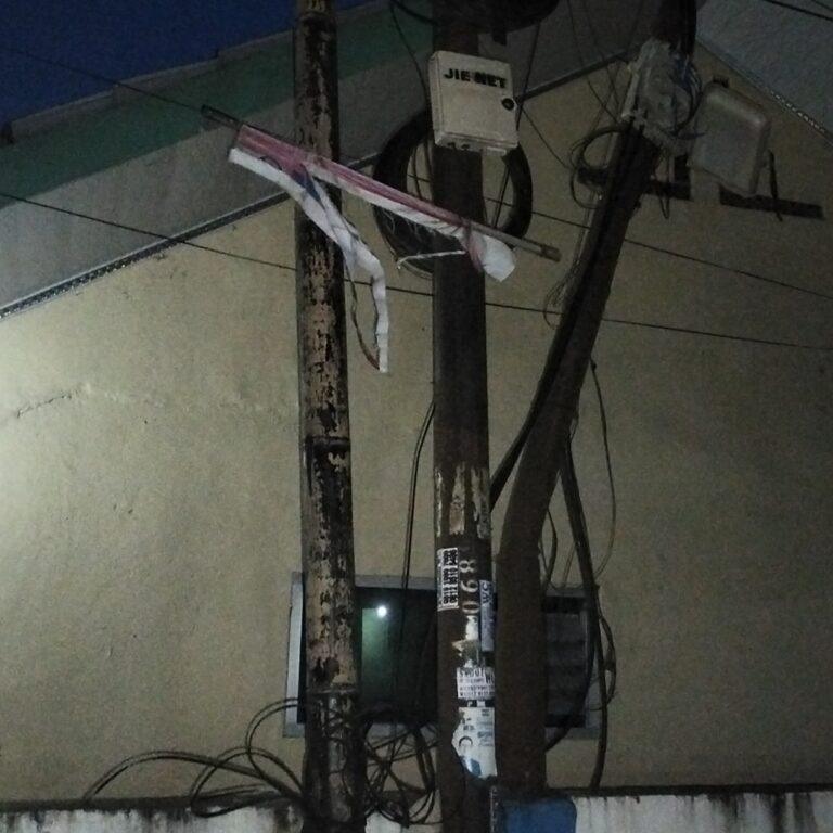 Membahayakan, Kabel Wifi Terpasang Semrawut di Tiang listrik yang Condong di Bojong Leles