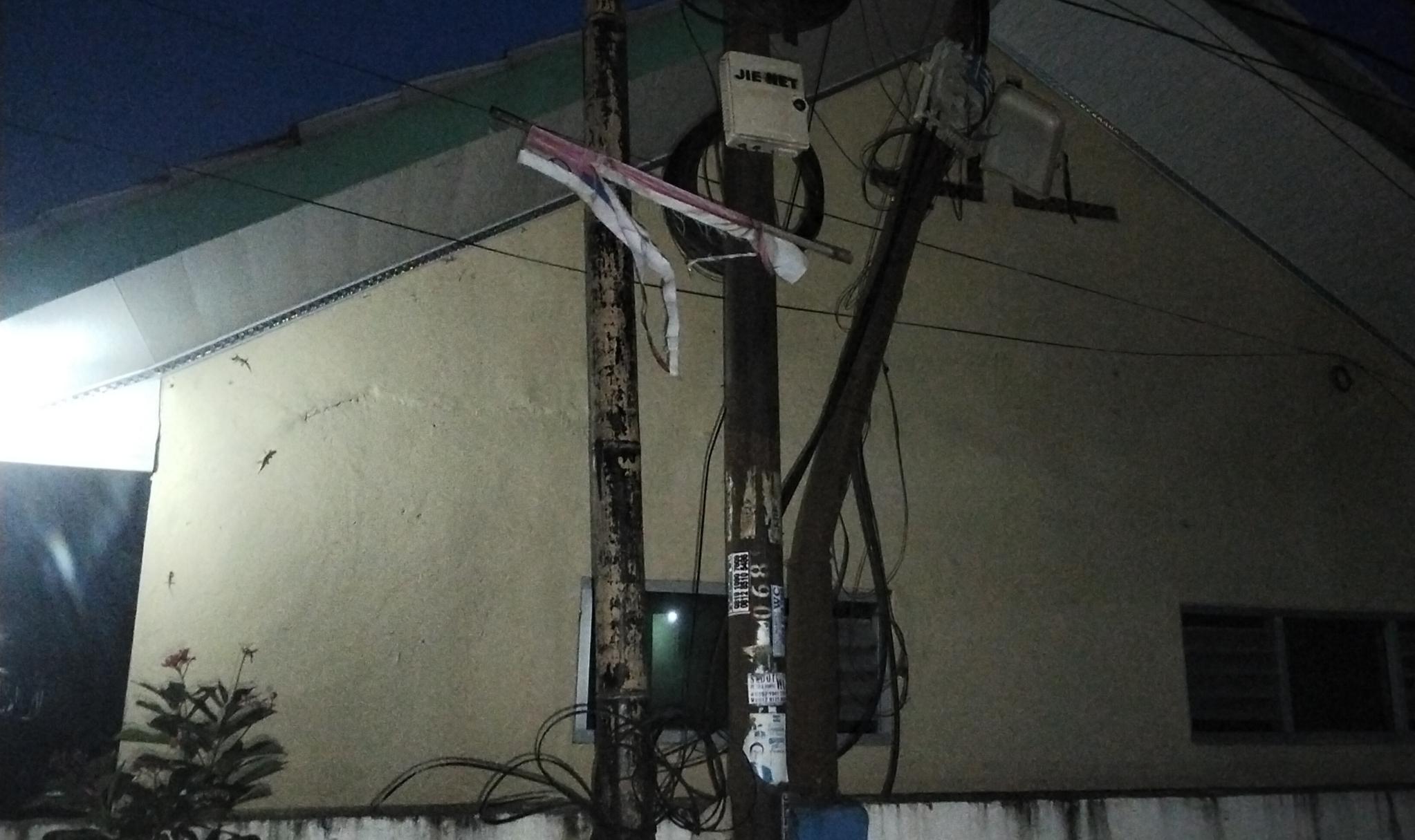 Membahayakan, Kabel Wifi Terpasang Semrawut di Tiang listrik yang Condong di Bojong Leles 1 Membahayakan, Kabel Wifi Terpasang Semrawut di Tiang listrik yang Condong di Bojong Leles I PojokPublik