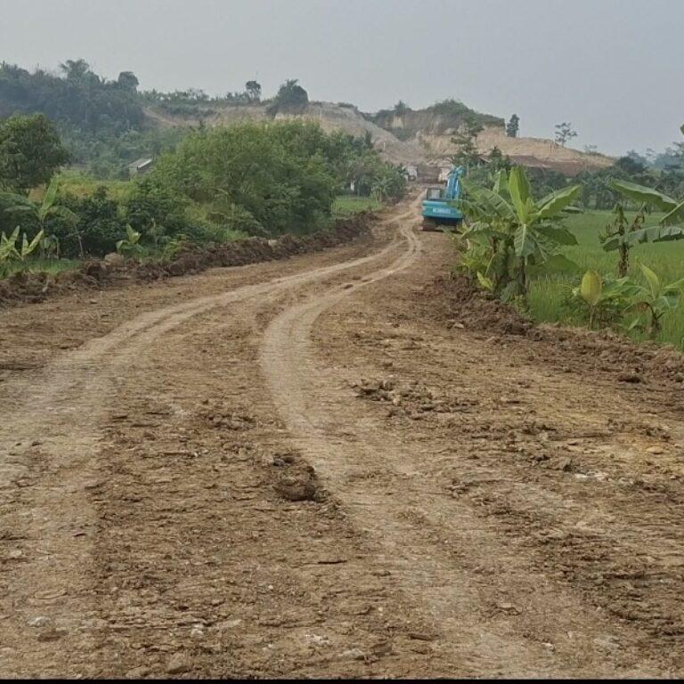 Gubernur dan Bupati Diminta Awasi Aktifitas Galian C di Pintu Tol Mandala, Kepala Desa Kaduagung Tengah Reaksi