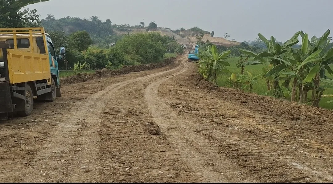 Gubernur dan Bupati Diminta Awasi Aktifitas Galian C di Pintu Tol Mandala, Kepala Desa Kaduagung Tengah Reaksi I PojokPublik