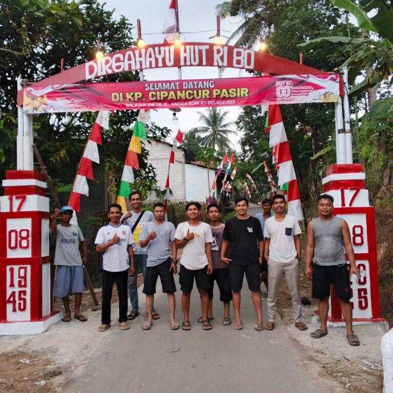 Jelang Hut RI ke 80, Warga Cipancur Pasir Bangun Gapura Secara Swadaya