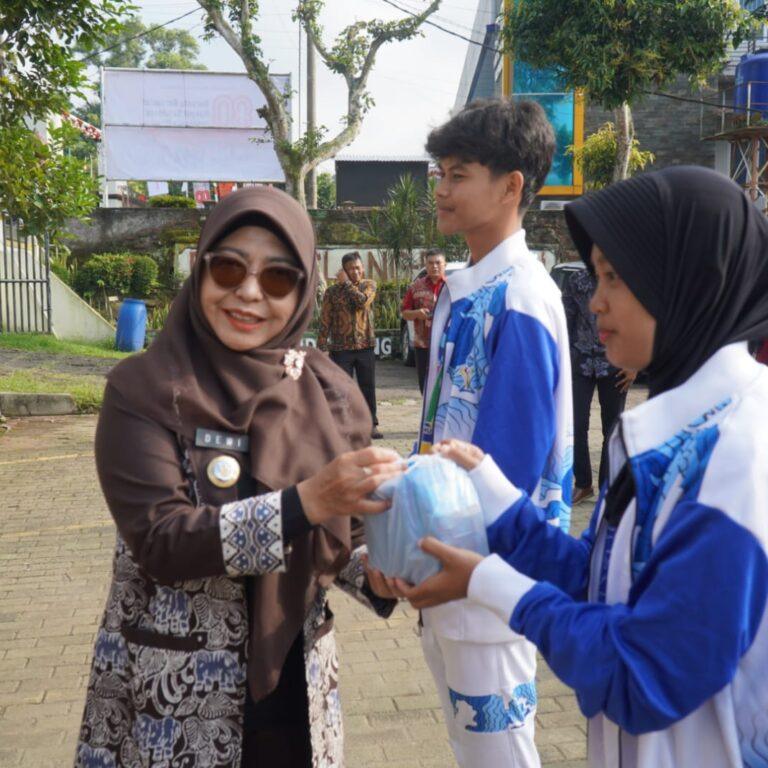 Bupati Dewi Setiani Lepas Atlet Atletik Pandeglang Ikuti Kejurda Banten