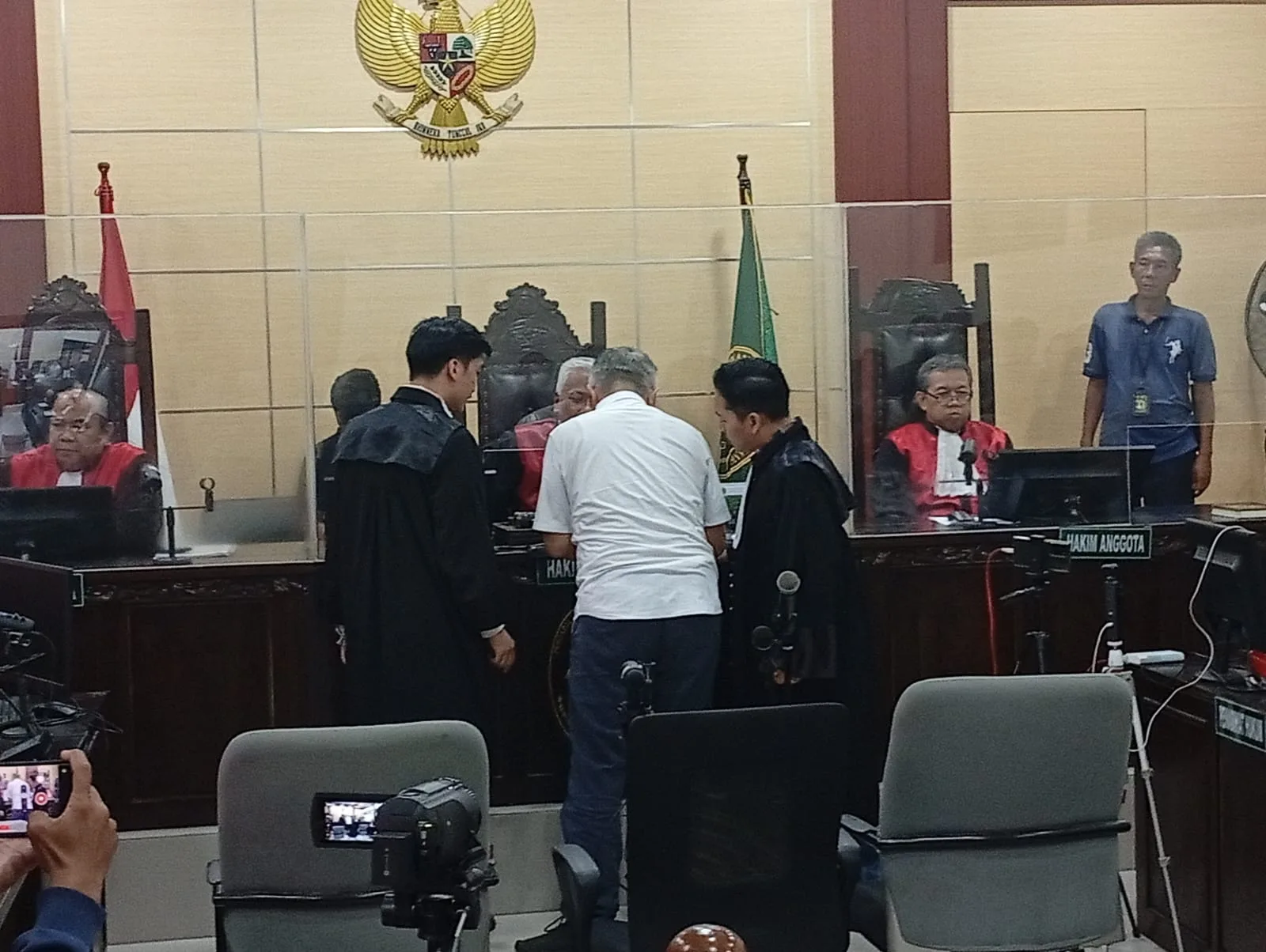 Terdakwa Mafia Tanah Charlie Chandra Bacakan Pembelaan di Hadapan Majelis Hakim 1 Terdakwa Mafia Tanah Charlie Chandra Bacakan Pembelaan di Hadapan Majelis Hakim I PojokPublik