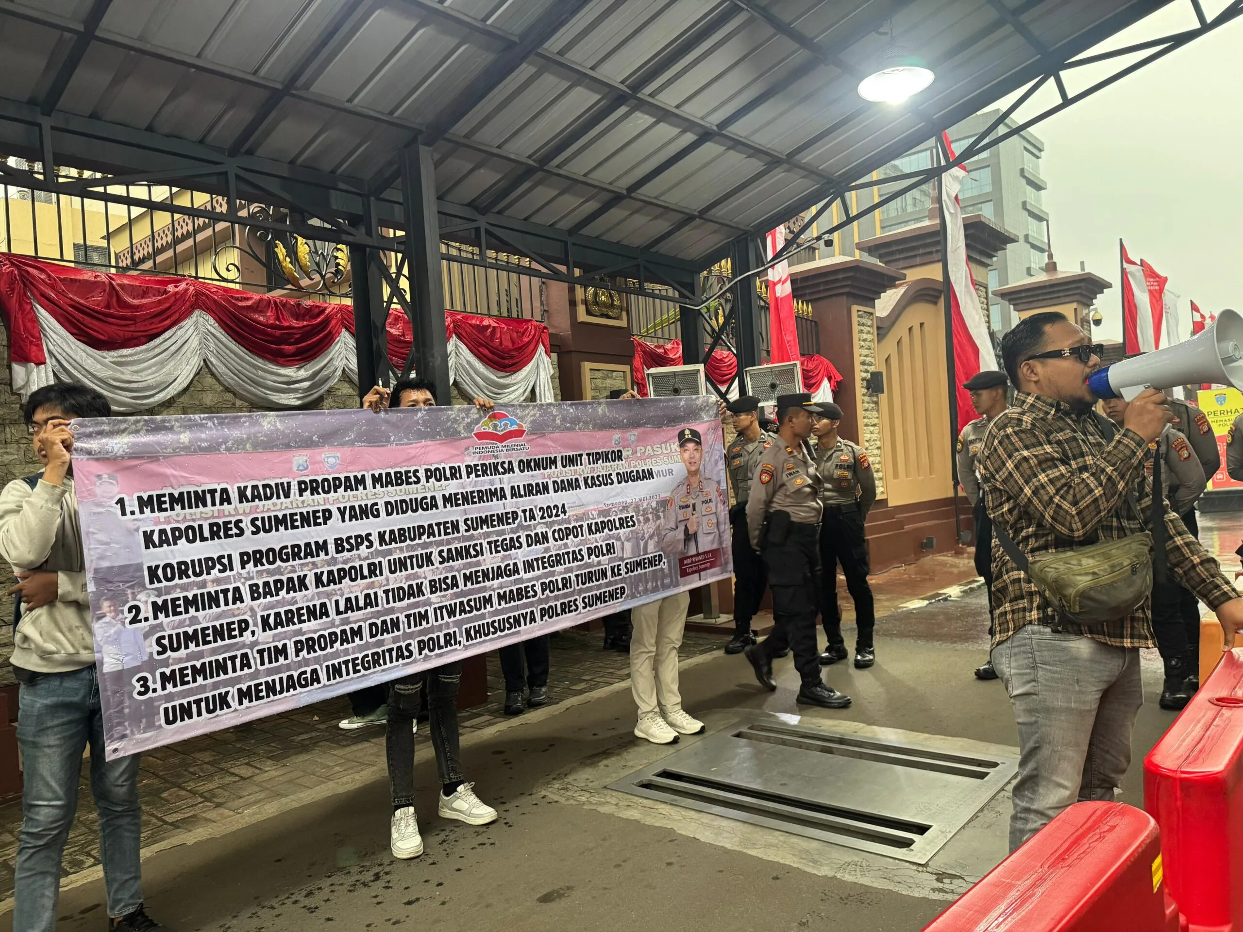 Demo di Mabes Polri, Massa Tuntut Periksa Oknum Kapolres Sumenep dalam Skandal BSPS Sumenep 1 Demo di Mabes Polri, Massa Tuntut Periksa Oknum Kapolres Sumenep dalam Skandal BSPS Sumenep I PojokPublik