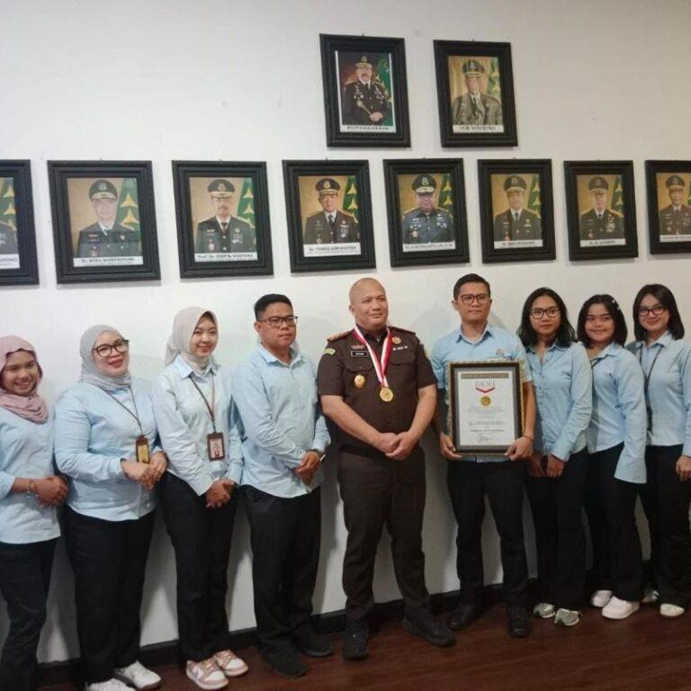 Kajari Kota Bandung Irfan Wibowo Kembali Raih Penghargaan MURI