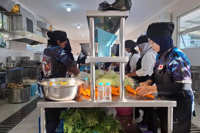 Banyak Makanan Basi, Dapur Sekolah Jadi Solusi 1 Banyak Makanan Basi, Dapur Sekolah Jadi Solusi I PojokPublik