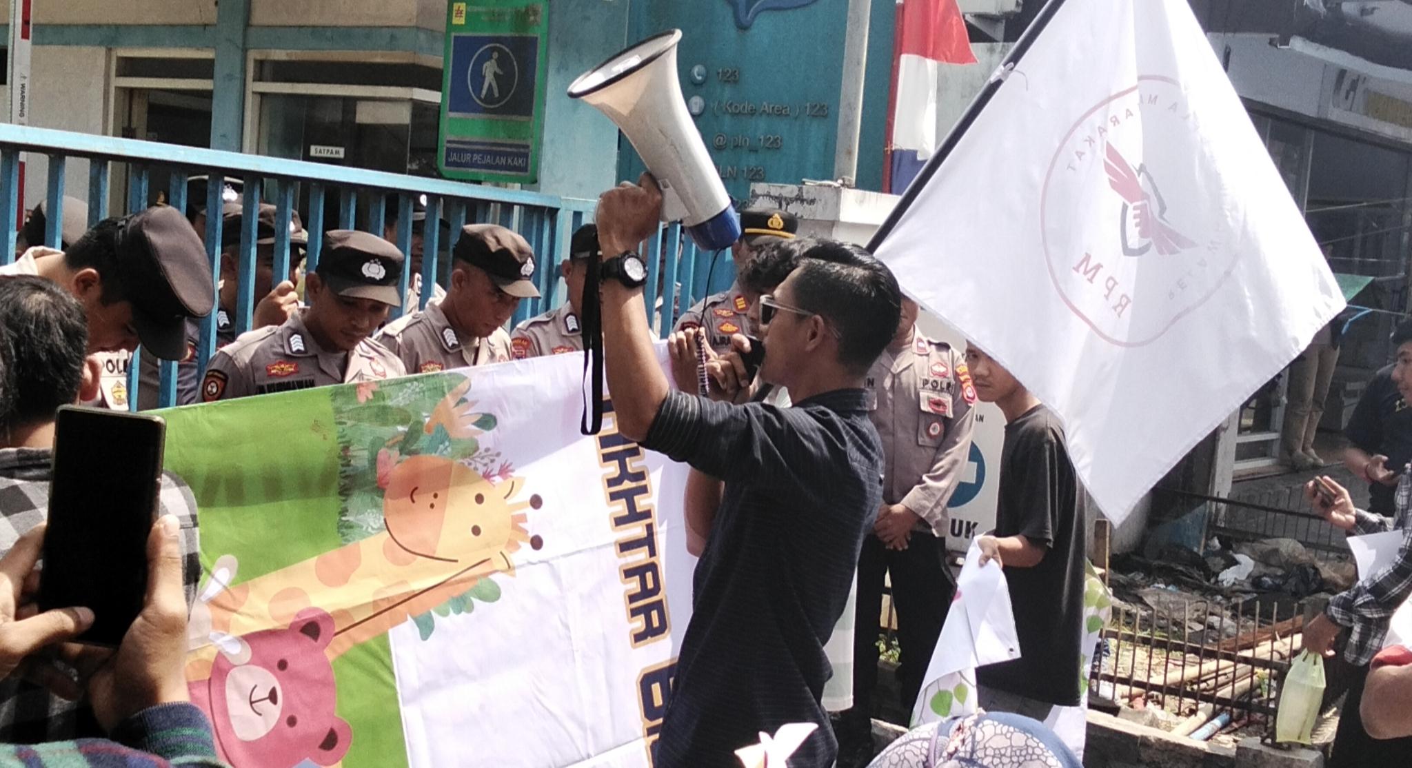 RPM dan PKN Geruduk Kantor PLN UP3 Banten Selatan 1 RPM dan PKN Geruduk Kantor PLN UP3 Banten Selatan I PojokPublik