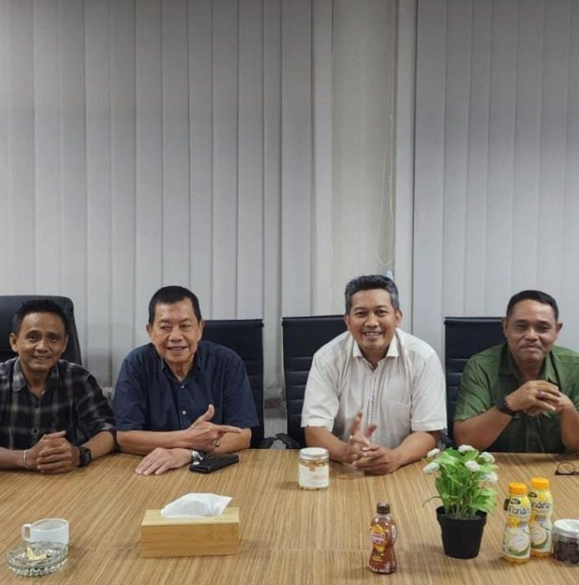 Bentuk Demokrasi, Handiyono Aruman Bangun Mimbar Aspirasi di Halaman Gedung Dewan