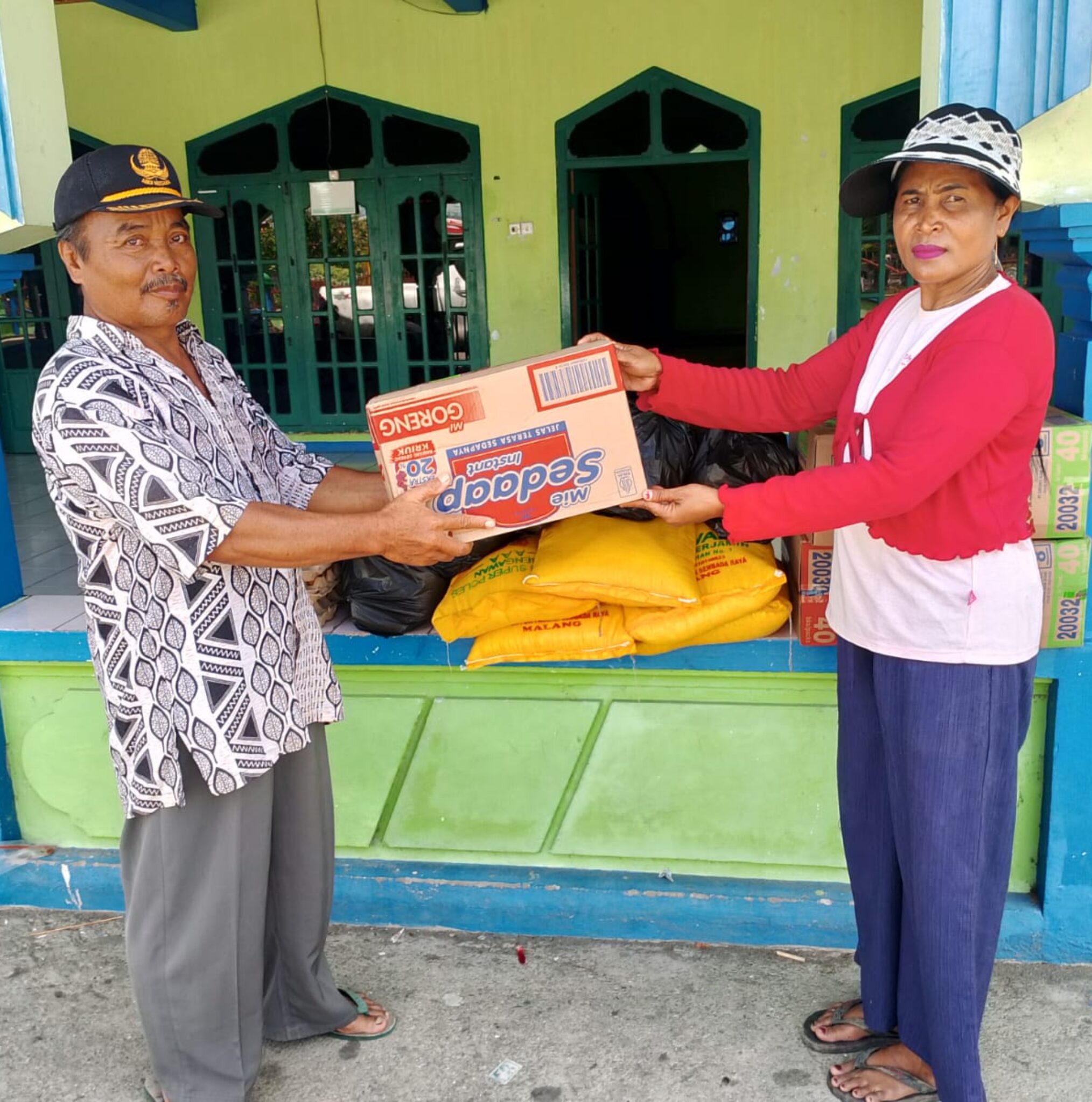 Luar Biasa, PT Kristalin Ekalestari Rutin Salurkan 506 Paket Sembako di Desa Nifasi Nabire