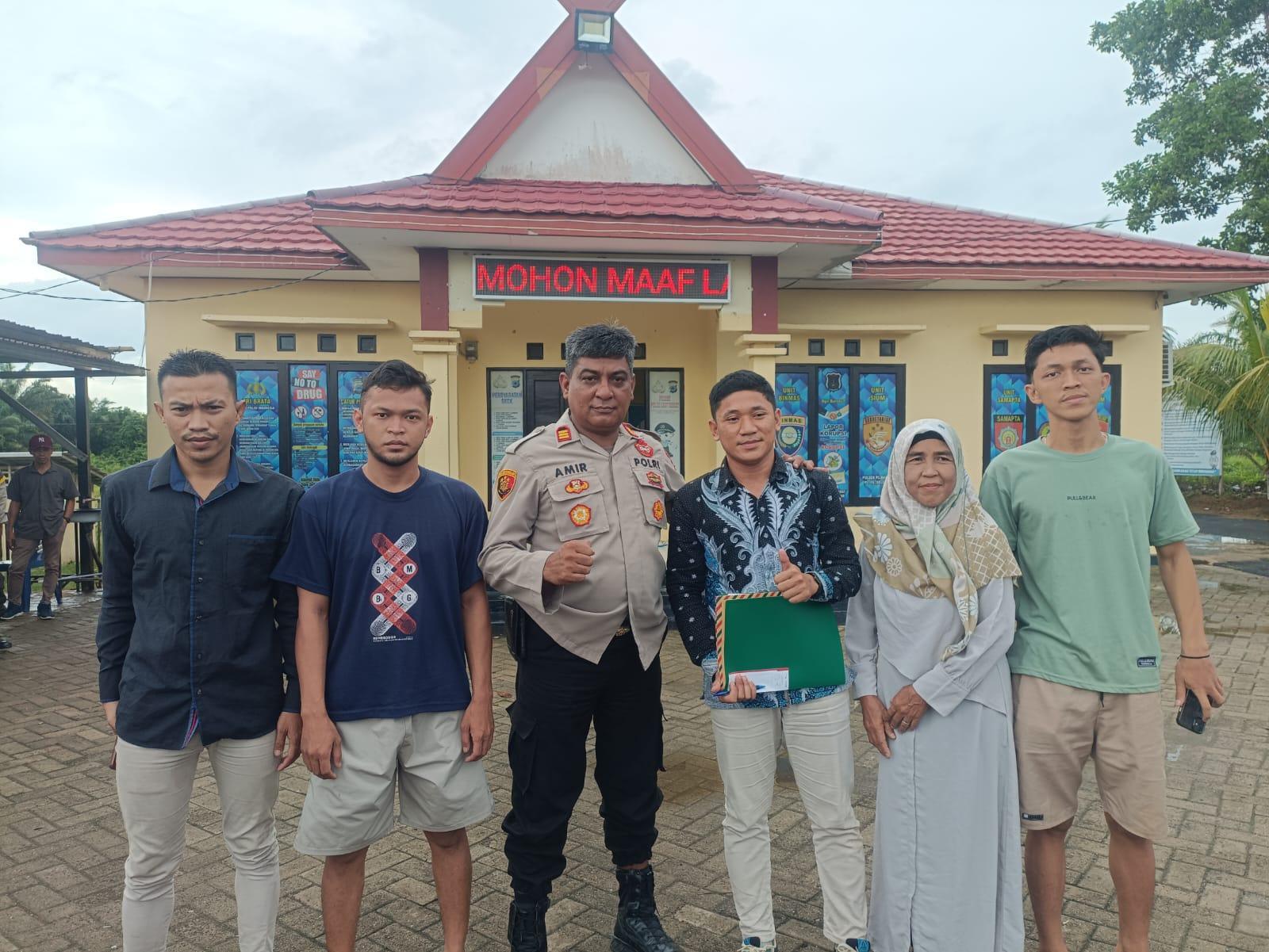 Kapolsek Tangkap Dan Tahan Warga 4 Hari 4 Malam Tanpa Surat, Bebas Setelah Di Jemput Pengacara 1 Kapolsek Tangkap Dan Tahan Warga 4 Hari 4 Malam Tanpa Surat, Bebas Setelah Di Jemput Pengacara I PojokPublik