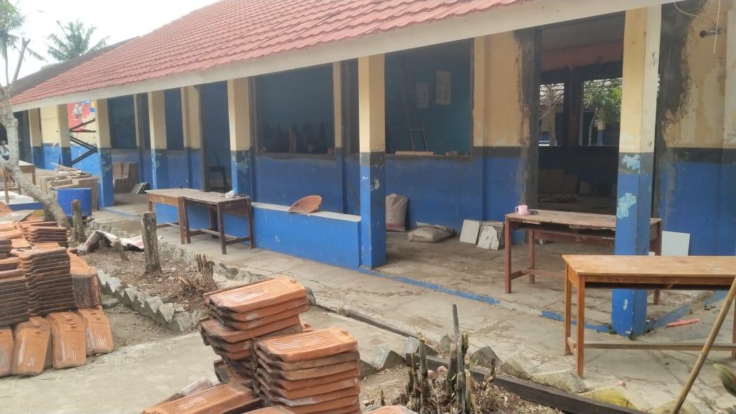 Nekat, Pelaksanaan Revitalisasi SMPN 5 Rangkasbitung Diduga Abaikan Keselamatan Pekerja 1 Nekat, Pelaksanaan Revitalisasi SMPN 5 Rangkasbitung Diduga Abaikan Keselamatan Pekerja I PojokPublik