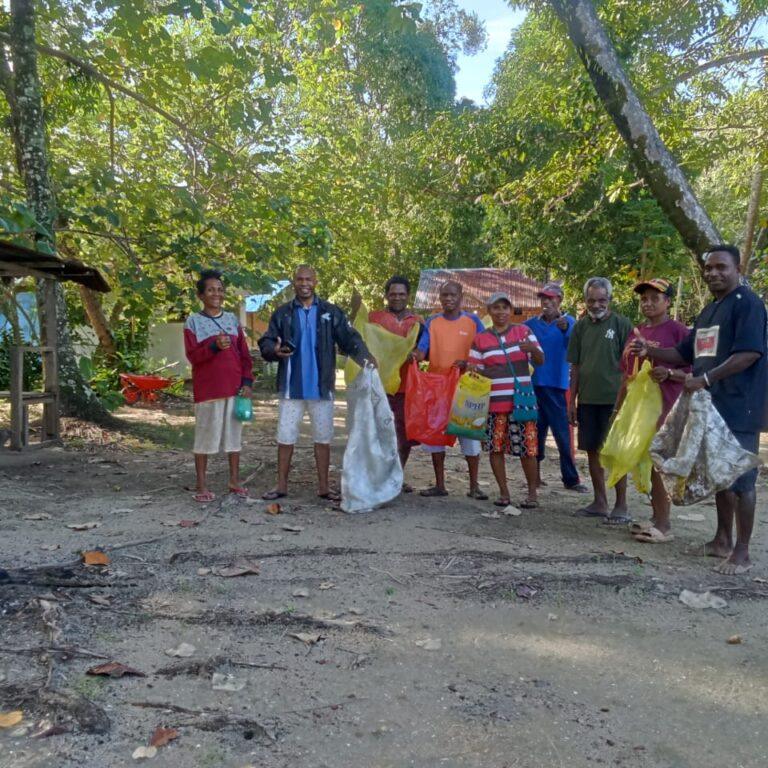 Wujudkan Lingkungan Sehat, Jemaat Gereja dan Polisi di Sorong Gelar Aksi Bersih-bersih