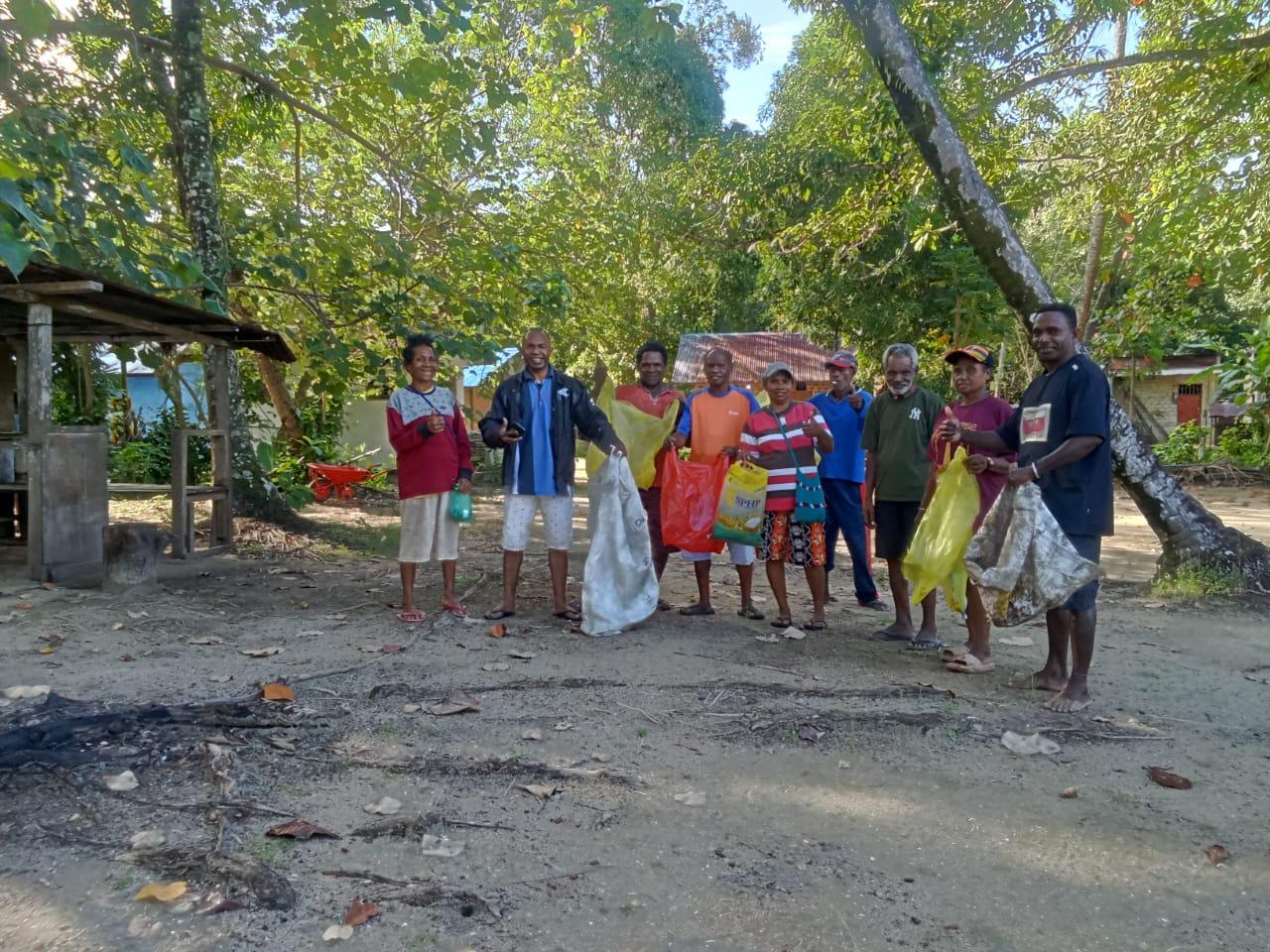 Wujudkan Lingkungan Sehat, Jemaat Gereja dan Polisi di Sorong Gelar Aksi Bersih-bersih 1 Wujudkan Lingkungan Sehat, Jemaat Gereja dan Polisi di Sorong Gelar Aksi Bersih-bersih I PojokPublik