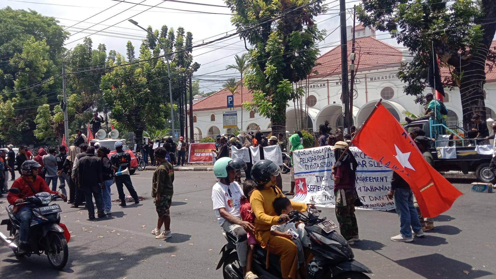 Mahasiswa Geruduk PN Makassar, Soroti Hak Politik dan Kemanusiaan Rakyat Papua 1 Mahasiswa Geruduk PN Makassar, Soroti Hak Politik dan Kemanusiaan Rakyat Papua I PojokPublik