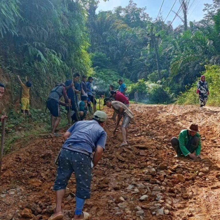 Jalan Poros Kabupaten Lebak Desa Cikaret Rusak Parah, Warga Semangat Membenahi