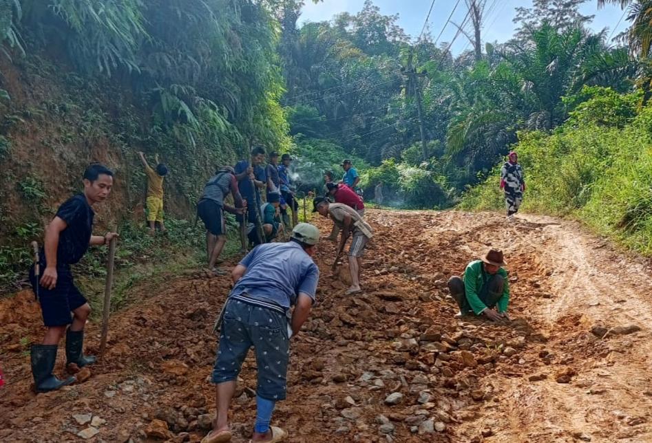 Jalan Poros Kabupaten Lebak Desa Cikaret Rusak Parah, Warga Semangat Membenahi I PojokPublik