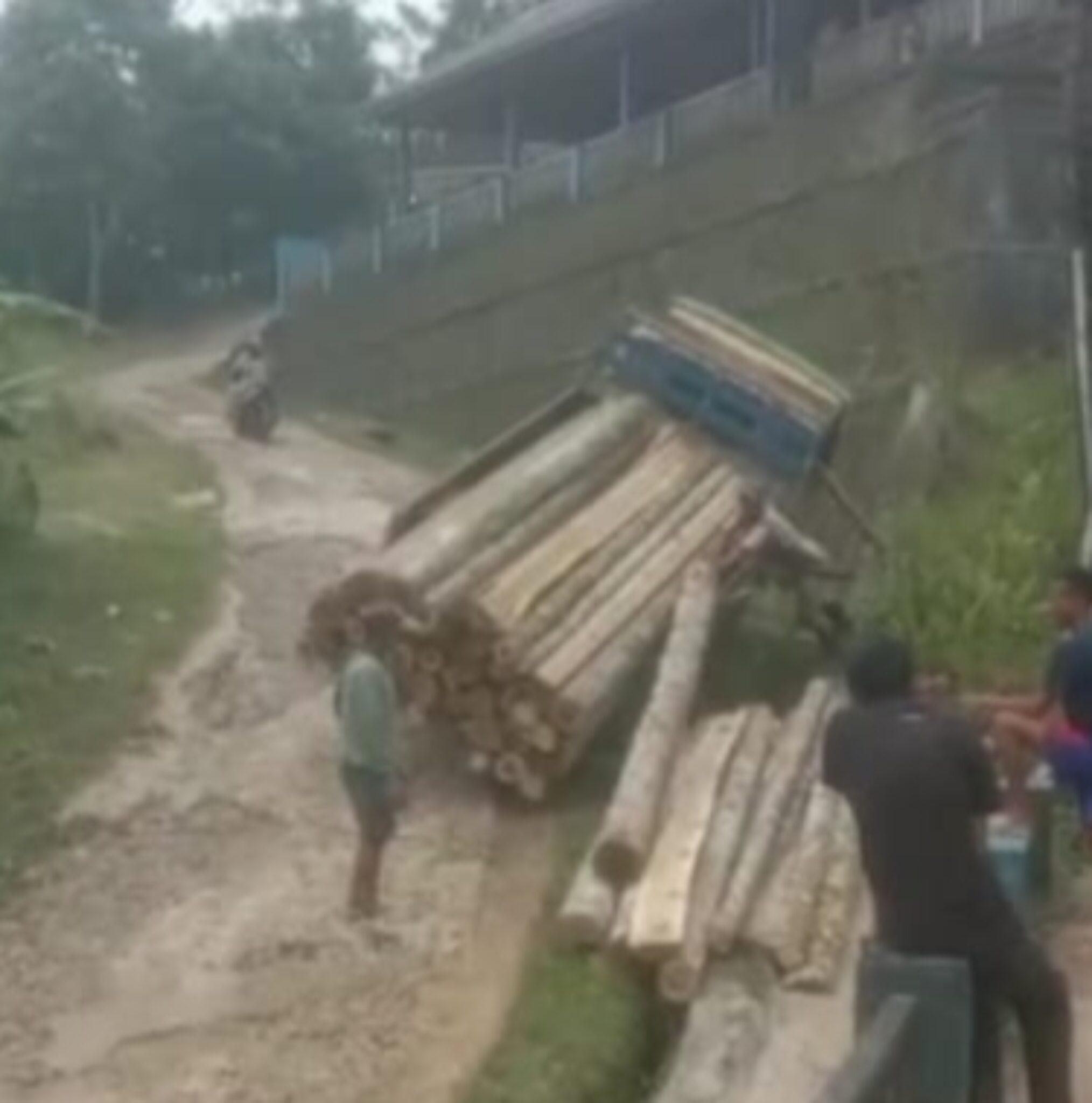 Akibat Jalan Rusak, Truk Muatan Kayu di Lebak Terperosok