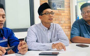 H. Farkhan Evendi, M.AP Pesantren: Warisan Agung dan Tantangan Zaman 3 H. Farkhan Evendi, M.AP (Ketua Umum Bintang Muda Indonesia, Alumni Pesantren Langitan juga Al _Islah Bungah). Pesantren adalah denyut nadi peradaban Nusantara, jauh sebelum Indonesia lahir sebagai bangsa merdeka pada 1945. Lembaga pendidikan Islam ini, yang berakar sejak abad ke-16 di Jawa dan Sumatra, telah menjadi benteng budaya, agama, dan perlawanan terhadap penjajahan. Dari pesantren lahir ulama, pejuang, dan cendekiawan yang membentuk identitas bangsa. Namun, di balik kemegahannya, pesantren kini dirundung badai peristiwa yang mengguncang fondasinya. Pada 29 September 2025, salah satu Pondok Pesantren Al Khoziny di Sidoarjo runtuh saat santri salat Ashar, menewaskan 63 jiwa muda—mayoritas laki-laki usia 12-19 tahun—dan melukai puluhan lainnya, termasuk yang harus diamputasi. Kelalaian struktural, tanpa izin bangunan (IMB), menjadi penyebabnya, mengingat hanya 50 dari 42.433 pesantren nasional yang memilikinya. Tak lama, Oktober 2025, tayangan Trans7 "Xpose Uncensored" memicu badai boikot nasional dengan narasi melecehkan tradisi ta’dzim di Lirboyo, Kediri—tagar #BoikotTrans7 meledak 137.000 postingan di X, memaksa stasiun itu minta maaf. Pro kontra kemudian mengemuka di media social, misalnya muncul cibiran “feodalisme” yang dilanggengkan dunia pesantren setelah melihat tayangan para santri yang ngesot-ngesot di hadapan kiainya. Sebelum itu, banyak juga kasus-kasus yang tragis, misalnya kasus pelecehan seksual merajalela: PBNU catat 114 insiden kekerasan di pesantren sepanjang 2024, 42% atau 48 di antaranya seksual, melibatkan 573 korban (556 perempuan, 17 laki-laki). Komnas Perempuan soroti fenomena gunung es ini, dari pemerkosaan di Semarang hingga pencabulan di Sumatera Barat. Peristiwa-peristiwa ini bukan sekadar berita; ia adalah luka kolektif yang menuntut introspeksi mendalam. Jasa Besar Pesantren bagi Nusantara Pesantren bukan sekadar sekolah agama; ia adalah ekosistem pendidikan yang holistik. Sejak era Kesultanan Demak, pesantren seperti Ampel Denta di Surabaya (abad ke-15) telah mendidik masyarakat melalui pengajaran Al-Qur’an, hadis, dan fiqih, sekaligus membangun karakter melalui ta’dzim dan akhlak mulia. Data Kementerian Agama (Kemenag) mencatat, pada 2025, terdapat 42.433 pesantren dengan 6,2 juta santri, menunjukkan skala pengaruhnya yang massif. Sebelum sekolah modern ala Belanda atau Inggris ada, pesantren adalah satu-satunya lembaga pendidikan formal di Nusantara, mengajarkan membaca, menulis, dan berpikir kritis melalui kitab kuning, sekaligus membumikan nilai-nilai Islam. Peran pesantren melampaui pendidikan. Ia menjadi benteng perlawanan terhadap kolonialisme. Pada abad ke-19, pesantren seperti Langitan di Widang Tuban, Tebuireng di Jombang melahirkan tokoh seperti K.H. Hasyim Asy’ari, pendiri Nahdlatul Ulama (1926), yang memobilisasi santri untuk melawan Belanda melalui resolusi jihad pada 1945. Pesantren juga menjadi pusat strategi Pangeran Diponegoro dalam Perang Jawa (1825-1830), dengan ribuan santri menjadi pasukan tempur. Menurut sejarawan Sartono Kartodirdjo, pesantren adalah “basis revolusi” yang menggabungkan semangat spiritual dan nasionalisme. Bahkan pasca-kemerdekaan, pesantren tetap relevan, mendidik anak-anak miskin di pedesaan yang tak terjangkau sekolah formal, menawarkan pendidikan gratis dengan asrama, makanan, dan pengajaran akhlak. Berbeda dengan pendidikan Barat yang menekankan keterampilan teknis, pesantren menanamkan akhlak mulia sebagai inti. Santri diajarkan tawadhu, ikhlas, dan taat beribadah, dengan kiai sebagai teladan. Tradisi ta’dzim—menghormati guru—membentuk karakter disiplin, sementara sorogan dan bandongan melatih ketekunan. Ini menjadikan pesantren sebagai alternatif pendidikan yang unik, yang tidak hanya mencetak ulama, tetapi juga pemimpin masyarakat yang berintegritas. Tantangan Perubahan Zaman Namun, pesantren kini menghadapi realita zaman yang kompleks. Krisis moral, seperti kasus pelecehan seksual, mencoreng citra suci pesantren. Pada 2024-2025, PBNU mencatat 48 kasus kekerasan seksual di pesantren, melibatkan 573 korban seperti di Pesantren Al-Minhaj (Batang) dan MTI Canduang (Sumatera Barat). Relasi kuasa antara kiai dan santri sering disalahgunakan. Tragedi ambruknya musala Pondok Pesantren Al Khoziny di Sidoarjo pada September 2025, yang menewaskan 63 santri karena kelalaian struktural, juga menyoroti buruknya pengawasan infrastruktur—hanya 50 dari 42.433 pesantren memiliki IMB pada 2025. Kontroversi media, seperti tayangan Trans7 pada Oktober 2025 yang memicu boikot massal (#BoikotTrans7 trending dengan 137.000 postingan di X), memperlihatkan bagaimana pesantren kerap disalahpahami, tapi juga bagaimana respons defensif seperti boikot tak cukup menyelesaikan masalah. Selain itu, digitalisasi dan urbanisasi membuat anak muda lebih tertarik pada pendidikan sekuler yang menjanjikan karier instan. Pesantren yang terlambat mengadopsi teknologi, seperti e-learning atau kurikulum vokasi, berisiko kehilangan daya tarik. UU Pesantren No. 18/2019 memang memberikan pengakuan formal, tetapi implementasinya lamban, terutama dalam standarisasi keselamatan dan perlindungan anak. Saatnya Refleksi Pesantren tak bisa hanya berlindung pada keagungan masa lalunya. Untuk tetap relevan, ia perlu beradaptasi dengan lembut namun tegas. Menguatkan sistem pencegahan kekerasan melalui Pedoman Pesantren Ramah Anak, dengan satgas dan kanal pelaporan digital, adalah langkah awal—Kemenag mencatat 30% pesantren pada 2025 mulai menerapkannya. Infrastruktur harus diperbaiki dengan audit keselamatan dan dukungan pemerintah. Mungkin juga upaya merangkul teknologi, seperti kurikulum digital yang telah diterapkan di pesantren seperti Darussalam Gontor, Tebuirang juga beberapa pesantren yang penulis ketahui, juga penting untuk menarik generasi muda. Selain itu, pesantren perlu membangun dialog dengan media untuk menjelaskan nilai-nilai luhurnya, alih-alih hanya bereaksi defensif. Bagaimana pun, pesantren adalah cerminan ketahanan budaya Nusantara, namun kini diuji oleh dinamika global. Dengan merangkul perubahan tanpa meninggalkan akar spiritualnya, pesantren dapat tetap menjadi mercusuar peradaban, sebagaimana visi Hari Santri 2025: “Mengawal Indonesia Merdeka Menuju Peradaban Dunia.” Langkah ini akan memastikan pesantren terus melahirkan generasi yang berakhlak mulia dan siap bersaing di era ini, menjaga Indonesia sebagai bangsa yang bermartabat. Wa Allahu a'lam bisshowab
