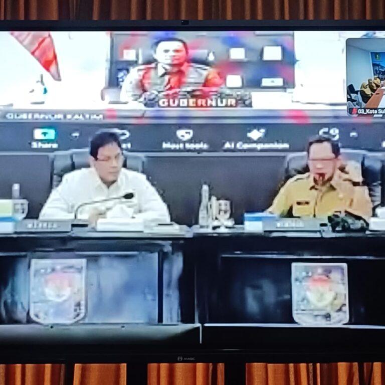 Kota Sukabumi Raih Peringkat Tiga Terbaik Realisasi Belanja APBD 2025 14 Di bawah kepemimpinan H. Ayep Zaki, Kota Sukabumi meraih peringkat ke tiga terbaik Realisasi Belanda Anggaran Pendapatan dan Belanja Daerah (APBD) 2025 sebesar 70,08%. Penghitungan tersebut tertuang dalam laporan 93 pemerintah kota untuk Laporan Realisasi Anggaran per 17 Oktober 2025 yang diolah datanya oleh Ditjen Bina Keuangan Daerah, Tahun Anggaran (TA) 2025. "Syukur Alhamdulillah, ini tentu menjadi bukti bahwa kinerja Pemkota Sukabumi sudah berada di jalan yang benar. Dengan realisasi belanja menyentuh 70,08 persen itu dinilai baik karena selisih antara realisasi pendapatan dan belanja cukup seimbang. Ini mengindikasikan rendahnya resiko gagal bayar dan pengendapan uang di kas daerah," ungkap Wali Kota Sukabumi, H. Ayep Zaki dalam keterangannya, Senin (20/10/2025). Data tersebut terungkap setelah Ayep Zaki melalui zoom meeting mengikuti Rapat Koordinasi dan Arahan Menteri Keuangan Purbaya Yudhi Sadewa dan Menteri Dalam Negeri Tito Karnavian terkait pencapaian realisasi belanja daerah untuk menjaga pertumbuhan ekonomi, sekaligus rapat koordinasi untuk pengendalian harga beras Kementerian Dalam Negeri. Bukan hanya meraih peringkat tiga besar dengan serapan belanja terbaik, dalam rapat koordinasi tersebut juga terungkap, Kota Sukabumi per akhir September 2025 lalu menempati urutan ke 16 tertinggi dalam persentase Realisasi Pendapatan APBD Kota se-Indonesia, sebesar 75,94%. "Dengan catatan tersebut, artinya Kota Sukabumi termasuk dalam kelompok “20 kota dengan persentase realisasi pendapatan APBD terbesar”. Ini jelas menjadi penyemangat kami, agar kedepannya bisa meningkatkan pendapatan pemkot lebih signifikan lagi," terang Ayep Zaki. Prestasi tersebut tentu diraih dengan kerja-kerja luar biasa. Tantangan untuk menjadikan Kota Sukabumi sebagai kota role model di Indonesia memang harus dilakukan dengan "kerja gila". "Kalau mau disebut ini prestasi, tentu bukan semata kinerja wali kota, melainkan seluruh stakeholder dan juga masyarakat yang benar-benar ingin hidup lebih baik dan menjadikan Kota Sukabumi sebagai kota terdepan di Indonesia," pungkas Ayep Zaki.