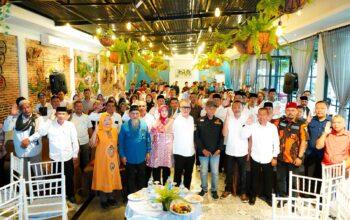 Anggota DPR RI Komisi IV Fraksi NasDem, Arif Rahman, menegaskan pentingnya memperkuat landasan hukum Badan Pembinaan Ideologi Pancasila (BPIP). 4 Anggota DPR RI Komisi IV Fraksi NasDem, Arif Rahman, menegaskan pentingnya memperkuat landasan hukum Badan Pembinaan Ideologi Pancasila (BPIP) agar lembaga tersebut memiliki legitimasi dan kewenangan yang kuat dalam menjalankan tugas pembinaan ideologi bangsa secara berkelanjutan. Menurut Arif Rahman yang juga sebagai badan legislasi DPR RI (Baleg DPR RI) , keberadaan BPIP bukan sekadar simbol pembinaan ideologi, tetapi menjadi garda terdepan dalam menjaga nilai-nilai Pancasila agar tetap hidup, relevan, dan diterapkan dalam kehidupan bermasyarakat, berbangsa, dan bernegara. “BPIP perlu memiliki dasar hukum yang kokoh agar tidak hanya bersifat administratif, tetapi juga memiliki daya dorong dalam pembentukan karakter kebangsaan yang berlandaskan Pancasila,” ujar Arif Rahman dalam kegiatan sosialisasi pembinaan ideologi Pancasila yang digelar bersama BPIP. Lebih lanjut, Arif menyoroti perlunya penanaman dimensi Pancasila di tengah masyarakat, terutama di era digital yang sarat dengan arus informasi tanpa batas. Ia menilai, banyak pergeseran dalam cara masyarakat memaknai dan menerapkan nilai-nilai Pancasila, baik dalam tindakan sosial maupun perilaku di media sosial. “Hari ini kita melihat ada pergeseran dalam cara masyarakat memaknai Pancasila. Karena itu, perlu upaya bersama untuk menanamkan nilai-nilai luhur Pancasila agar masyarakat tidak mudah terprovokasi, tetap bijak dalam bersikap, dan mampu menempatkan kepentingan bangsa di atas kepentingan pribadi,” tegasnya. Arif Rahman menambahkan bahwa penguatan peran BPIP juga harus diiringi dengan pendekatan edukatif dan kultural, agar nilai-nilai Pancasila tidak hanya diajarkan, tetapi benar-benar dihidupi dalam perilaku sehari-hari. “Pancasila bukan sekadar hafalan lima sila, tetapi panduan moral dan kompas kebangsaan. Pembinaan ideologi harus masuk ke ruang-ruang pendidikan, keluarga, bahkan dunia digital,” ungkapnya. Melalui kegiatan bersama BPIP ini, Arif berharap generasi muda dan seluruh elemen masyarakat semakin memahami pentingnya Pancasila sebagai falsafah dalam menjaga keutuhan bangsa di tengah tantangan globalisasi dan disrupsi teknologi.