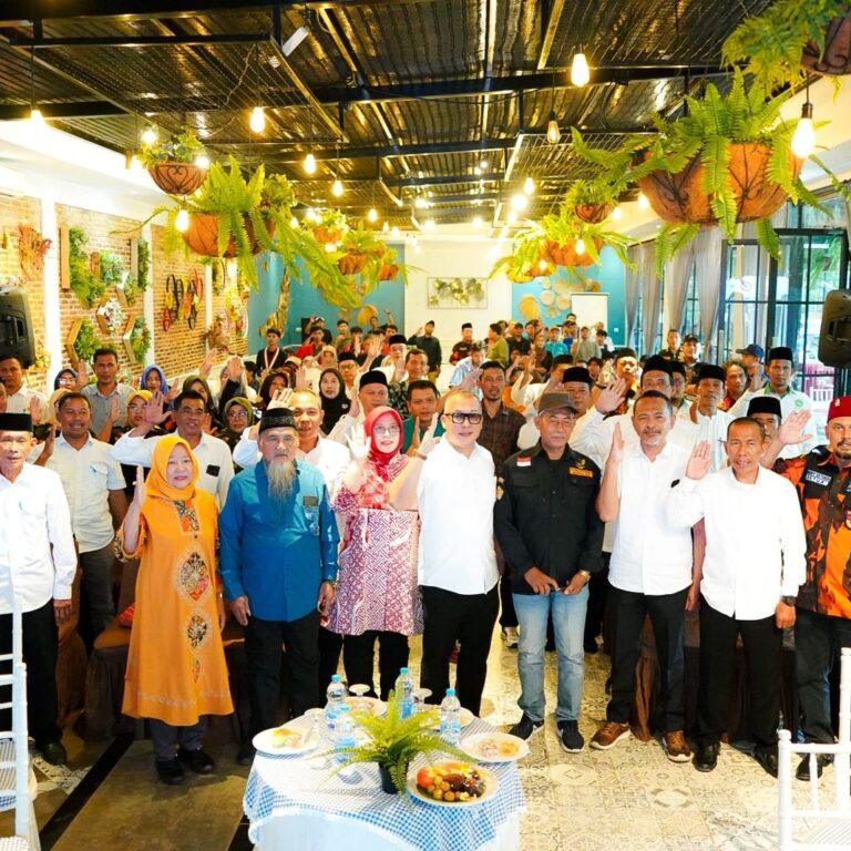 Anggota DPR RI Komisi IV Fraksi NasDem, Arif Rahman, menegaskan pentingnya memperkuat landasan hukum Badan Pembinaan Ideologi Pancasila (BPIP). 10 Anggota DPR RI Komisi IV Fraksi NasDem, Arif Rahman, menegaskan pentingnya memperkuat landasan hukum Badan Pembinaan Ideologi Pancasila (BPIP) agar lembaga tersebut memiliki legitimasi dan kewenangan yang kuat dalam menjalankan tugas pembinaan ideologi bangsa secara berkelanjutan. Menurut Arif Rahman yang juga sebagai badan legislasi DPR RI (Baleg DPR RI) , keberadaan BPIP bukan sekadar simbol pembinaan ideologi, tetapi menjadi garda terdepan dalam menjaga nilai-nilai Pancasila agar tetap hidup, relevan, dan diterapkan dalam kehidupan bermasyarakat, berbangsa, dan bernegara. “BPIP perlu memiliki dasar hukum yang kokoh agar tidak hanya bersifat administratif, tetapi juga memiliki daya dorong dalam pembentukan karakter kebangsaan yang berlandaskan Pancasila,” ujar Arif Rahman dalam kegiatan sosialisasi pembinaan ideologi Pancasila yang digelar bersama BPIP. Lebih lanjut, Arif menyoroti perlunya penanaman dimensi Pancasila di tengah masyarakat, terutama di era digital yang sarat dengan arus informasi tanpa batas. Ia menilai, banyak pergeseran dalam cara masyarakat memaknai dan menerapkan nilai-nilai Pancasila, baik dalam tindakan sosial maupun perilaku di media sosial. “Hari ini kita melihat ada pergeseran dalam cara masyarakat memaknai Pancasila. Karena itu, perlu upaya bersama untuk menanamkan nilai-nilai luhur Pancasila agar masyarakat tidak mudah terprovokasi, tetap bijak dalam bersikap, dan mampu menempatkan kepentingan bangsa di atas kepentingan pribadi,” tegasnya. Arif Rahman menambahkan bahwa penguatan peran BPIP juga harus diiringi dengan pendekatan edukatif dan kultural, agar nilai-nilai Pancasila tidak hanya diajarkan, tetapi benar-benar dihidupi dalam perilaku sehari-hari. “Pancasila bukan sekadar hafalan lima sila, tetapi panduan moral dan kompas kebangsaan. Pembinaan ideologi harus masuk ke ruang-ruang pendidikan, keluarga, bahkan dunia digital,” ungkapnya. Melalui kegiatan bersama BPIP ini, Arif berharap generasi muda dan seluruh elemen masyarakat semakin memahami pentingnya Pancasila sebagai falsafah dalam menjaga keutuhan bangsa di tengah tantangan globalisasi dan disrupsi teknologi.