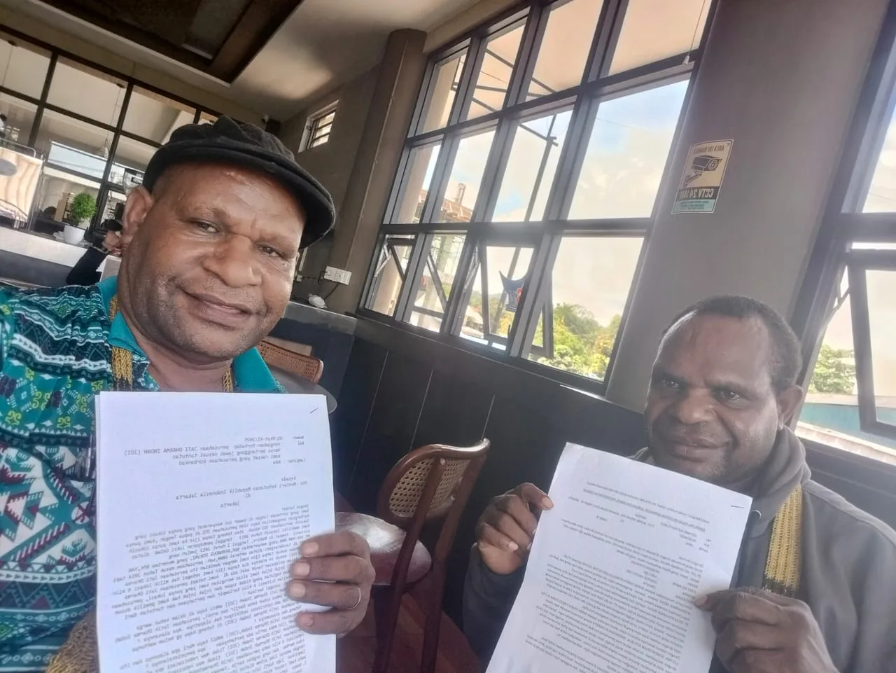 Kementerian Kehutanan RI Didesak Tanggap: Rakyat Papua Tengah Tuding Ada Pembiaran Penyerobotan Lahan oleh PT Jati Dharma Indah 1 Kementerian Kehutanan Republik Indonesia dinilai tutup mata terhadap laporan rakyat Papua Tengah soal dugaan penyerobotan tanah ulayat oleh PT Jati Dharma Indah (JDI). Yusak Ernes Tebay, pemilik lahan di wilayah tersebut, menuntut keadilan dan meminta pemerintah bertindak atas pelanggaran yang sudah berlangsung sejak 2014. Menurut Yusak, PT Jati Dharma Indah melakukan penebangan kayu di area seluas sekitar dua kilometer persegi tanpa izin dari pemilik hak ulayat. “Perusahaan ini masuk tanpa permisi, tidak lewat pintu, tapi lewat jendela. Mereka menebang seenaknya dan mengabaikan masyarakat adat,” ujarnya dengan nada kecewa Nabire 25 Okteber 2025. Bernardus Pokuai, pihak yang disebut sebagai penerima pelepasan lahan sah dari pemilik hak ulayat, menguatkan pernyataan tersebut. Ia menyebut perusahaan menebang berbagai jenis kayu seperti merbau, matoa, marsawa, dan jenis kayu pilihan lainnya tanpa melakukan reboisasi. Bahkan, kata dia, JDI menebang pohon yang belum layak tebang dan diduga sempat mengubur kayu untuk menghindari protes warga. “Warga sudah pernah mendatangi perusahaan, meminta mereka lakukan reboisasi, tapi tidak direspons. Malah sempat terjadi keributan,” ungkap Bernardus. Rakyat Papua Tengah melalui para tokoh adat dan masyarakat sudah dua kali melayangkan surat resmi kepada Kementerian Kehutanan: pertama pada 7 Maret 2025 (Nomor: 02/Nbr/URKYT/2025) dan kedua pada 4 September 2025 (Nomor: 01/XI/2025). Dalam surat tersebut, mereka menuntut pertanggungjawaban PT Jati Dharma Indah atas kerusakan lingkungan dan pelanggaran hak adat yang dilakukan. Namun hingga kini, tak ada satu pun tanggapan dari Kementerian Kehutanan maupun pihak perusahaan. “Kami sudah menunggu enam bulan sejak surat pertama, tapi tidak ada balasan. Surat kedua juga sunyi. Kami curiga ada permainan antara perusahaan dan pejabat kementerian,” kata Yusak menuding. Warga menilai PT Jati Dharma Indah mendapat perlindungan dari oknum “orang kuat” di pusat. Karena itu, mereka mengancam akan melakukan aksi pemalangan jalan utama menuju lokasi perusahaan jika tidak ada kejelasan. “Kami sudah sabar. Kalau tidak ada tindakan, kami akan palang jalan. Semua akibatnya ditanggung oleh Kementerian Kehutanan dan PT Jati Dharma Indah,” tegasnya. Tokoh masyarakat Tomas menambahkan, pemerintah pusat harus turun tangan. “Kami minta Presiden Prabowo dan Kementerian Kehutanan segera menindak pihak-pihak yang bermain. Kalau perlu, tangkap dan jebloskan ke penjara. Jangan biarkan rakyat terus dirugikan.” Kasus ini kini menjadi sorotan tajam publik Papua Tengah. Warga menuntut pemerintah menegakkan prinsip pelayanan prima bukan pelayanan khusus untuk perusahaan besar. Jika tak ada penyelesaian, mereka berjanji akan menempuh jalur hukum agar keadilan benar-benar berpihak pada rakyat. “Di mana ada rakyat, di situ seharusnya ada negara,” ujar Yusak, menutup pernyataannya dengan nada getir.