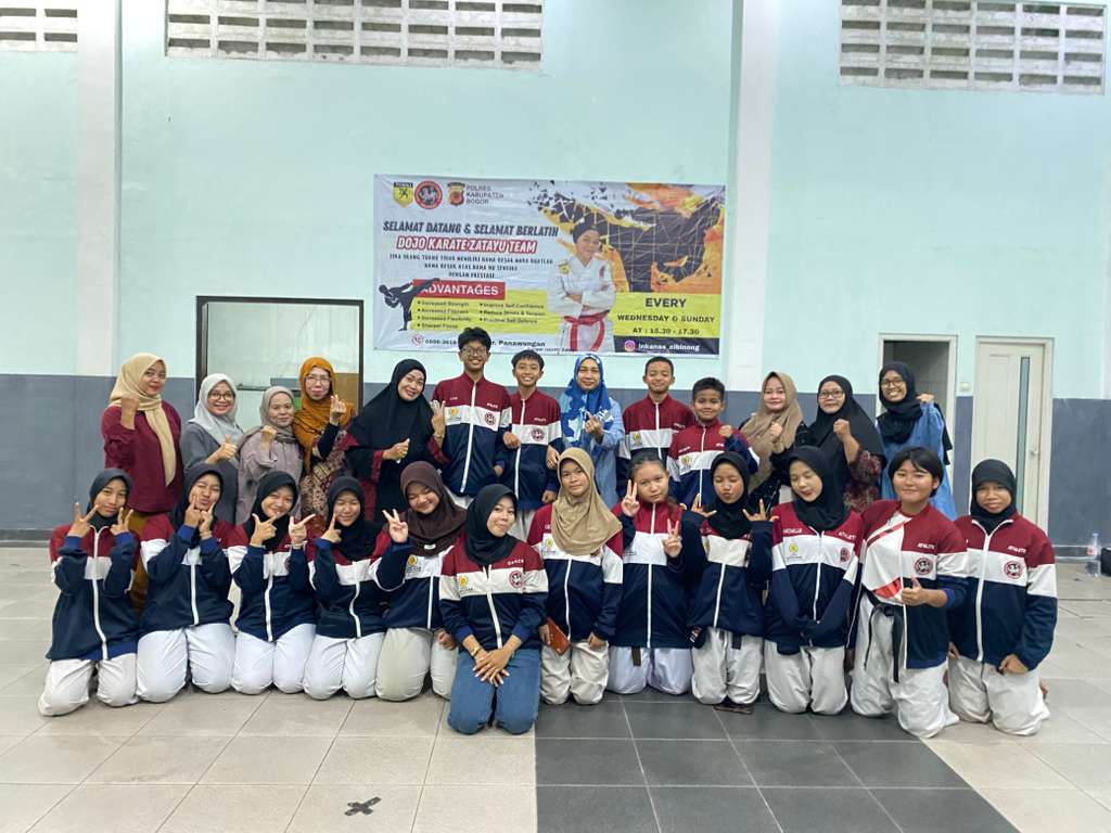 Dojo zatayu gelar doa bersama Dalam rangka mempererat tali silaturahmi antar pengurus dan anggota 1 Dalam rangka mempererat tali silaturahmi antar pengurus dan anggota, Dojo zatayu melakukan halal bihalal sekaligus merayakan syukuran tempat pelatihan dan penyematan sabuk. Kegiatan yang berlangsung di GOR panawungan komplek perumahan Kartika pratama, diisi dengan doa bersama sekaligus pemotongan tumpeng. Yayat Sudrajat selaku pengasuh Dojo zatayu menyampaikan di adakanya doa bersama ini bertujuan: untuk menyiapkan mental dan spritual dalam menghadapi setiap tantangan. Membangun kekeluargaan dengan menciptakan rasa kebersamaan dan kepedulian di antara kohai. Meningkatkan rasa syukur mengingat pentingnya rasa syukur atas nikmat dan pencapaian yg telah di raih. Dalam kesempatan yang sama senpai zati sebagai pelatih menyampaikan,Zatayu merupakan Dojo perguruan karate di bawah perguruan INKANAS kabupaten bogor. Dengan adanya doa dan penyematan ini saya ucapkan Terima kasih untuk orang tua kohai yg selalu mensuport sehingga zatayu saat ini telah memilki 10 sabuk hitam. Untuk kemajuan bersama jadilah pribadi yg baik,dan berusaha sebaik mungkin dalam berlatih sehingga mendapatkan prestasi yang maksimal dan bisa membanggakan buat semuanya, dan jangan lupa untuk selalu rendah hati,tidak sombong,dan semoga kalian bisa lebih hebat daripada senpai.ucap zati dengan terbata bata. Adapun dalam kesempatan yang sama ustad Yogi Menyampaikan 3 poin dalam mencari ilmu 1.doa niat kan mencari ridhonya Allah SWT, Untuk mendapatkan kemudahan dan kelancaran nya, insya Allah dengan berdoa akan selalu mendapatkan kemudahan,bukan hanya sekedar mencari prestasi. 2.totalitas atau bersungguh2 Dalam mengejar cita cita dengan melewati fase demi fase untuk mengupgrade diri sesuai dengan ajaran islam sehingga bisa mendapatkan hasil maksimal. 3,dedikasi yaitu pengabdian Jaga nama baik orang tua ,guru (coach),nama baik tempat pendidikannya,berperilaku sabar,tidak baperan sehingga berbudi pekerti yg baik .