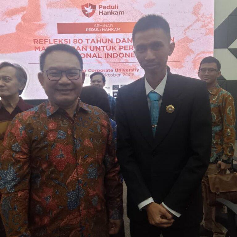 Komunitas Peduli Hankam (KPH) menggelar seminar bertajuk “Refleksi 80 Tahun dan Harapan Masa Depan untuk Pertahanan Nasional Indonesia” di Bulog Corporate University, Jakarta, Sabtu (25/10/2025). Acara ini menjadi wadah diskusi bagi generasi muda untuk memperkuat peran mereka dalam sistem pertahanan nasional. KPH, komunitas yang digerakkan oleh anak muda pemerhati isu pertahanan dan keamanan, dimotori oleh Kenzie S. Ryvantya (Executive Coordinator) dan Risyad Sadzikri (Co-Founder). Dalam paparannya, Kenzie menyoroti minimnya keterlibatan generasi muda dalam sektor pertahanan. “Gen-Z sudah banyak berperan di sektor ekonomi dan lingkungan hidup, tapi sektor pertahanan masih butuh sentuhan dan kepedulian mereka. Di situlah KPH mengambil peran,” ujarnya. Acara tersebut juga dihadiri Jenderal TNI (Purn.) Dudung Abdurachman, Penasihat Khusus Presiden Bidang Pertahanan Nasional sekaligus mantan KSAD 2021–2023. Dalam keynote speech-nya, Dudung membahas dinamika lingkungan strategis global, perubahan ancaman, serta pentingnya kesadaran generasi muda terhadap sistem pertahanan semesta (Sishankamrata). Ia turut mengapresiasi KPH sebagai wadah konstruktif bagi generasi muda berkontribusi pada pertahanan negara. Sementara itu, Ario Seno, Pengamat Pertahanan dan Keamanan sekaligus alumni Universitas Pertahanan (Unhan) RI, mengungkapkan kebanggaannya terhadap eksistensi KPH. “Saya bangga sekaligus menyesal. Bangga karena ada adik-adik Gen-Z yang peduli isu pertahanan, tapi menyesal karena generasi saya dulu tak melakukan hal seperti ini,” ungkapnya. Ario menegaskan, pertahanan merupakan pusat gravitasi negara. “Hancur pertahanan, hancurlah negara. Sistem pertahanan semesta menuntut keterlibatan semua elemen bangsa, bukan hanya militer. Pertahanan adalah milik negara, bukan milik militer,” tegasnya. Ia juga menyatakan komitmennya untuk menjadi mentor bagi KPH. “Saya akan terus berperan aktif dalam mendukung KPH. Banyak persoalan di sektor pertahanan yang butuh energi dan idealisme generasi muda,” pungkas Ario. Seminar ini menegaskan kebangkitan generasi muda dalam isu pertahanan dan keamanan nasional, sekaligus memperlihatkan bahwa semangat bela negara tidak lagi dimonopoli oleh institusi formal, tetapi mulai tumbuh dari kesadaran kolektif anak muda.