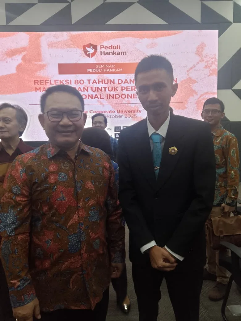 Pengamat Pertahanan Apresiasi Kiprah Komunitas Peduli Hankam, Dorong Peran Gen-Z dalam Isu Keamanan Nasional 1 Komunitas Peduli Hankam (KPH) menggelar seminar bertajuk “Refleksi 80 Tahun dan Harapan Masa Depan untuk Pertahanan Nasional Indonesia” di Bulog Corporate University, Jakarta, Sabtu (25/10/2025). Acara ini menjadi wadah diskusi bagi generasi muda untuk memperkuat peran mereka dalam sistem pertahanan nasional. KPH, komunitas yang digerakkan oleh anak muda pemerhati isu pertahanan dan keamanan, dimotori oleh Kenzie S. Ryvantya (Executive Coordinator) dan Risyad Sadzikri (Co-Founder). Dalam paparannya, Kenzie menyoroti minimnya keterlibatan generasi muda dalam sektor pertahanan. “Gen-Z sudah banyak berperan di sektor ekonomi dan lingkungan hidup, tapi sektor pertahanan masih butuh sentuhan dan kepedulian mereka. Di situlah KPH mengambil peran,” ujarnya. Acara tersebut juga dihadiri Jenderal TNI (Purn.) Dudung Abdurachman, Penasihat Khusus Presiden Bidang Pertahanan Nasional sekaligus mantan KSAD 2021–2023. Dalam keynote speech-nya, Dudung membahas dinamika lingkungan strategis global, perubahan ancaman, serta pentingnya kesadaran generasi muda terhadap sistem pertahanan semesta (Sishankamrata). Ia turut mengapresiasi KPH sebagai wadah konstruktif bagi generasi muda berkontribusi pada pertahanan negara. Sementara itu, Ario Seno, Pengamat Pertahanan dan Keamanan sekaligus alumni Universitas Pertahanan (Unhan) RI, mengungkapkan kebanggaannya terhadap eksistensi KPH. “Saya bangga sekaligus menyesal. Bangga karena ada adik-adik Gen-Z yang peduli isu pertahanan, tapi menyesal karena generasi saya dulu tak melakukan hal seperti ini,” ungkapnya. Ario menegaskan, pertahanan merupakan pusat gravitasi negara. “Hancur pertahanan, hancurlah negara. Sistem pertahanan semesta menuntut keterlibatan semua elemen bangsa, bukan hanya militer. Pertahanan adalah milik negara, bukan milik militer,” tegasnya. Ia juga menyatakan komitmennya untuk menjadi mentor bagi KPH. “Saya akan terus berperan aktif dalam mendukung KPH. Banyak persoalan di sektor pertahanan yang butuh energi dan idealisme generasi muda,” pungkas Ario. Seminar ini menegaskan kebangkitan generasi muda dalam isu pertahanan dan keamanan nasional, sekaligus memperlihatkan bahwa semangat bela negara tidak lagi dimonopoli oleh institusi formal, tetapi mulai tumbuh dari kesadaran kolektif anak muda.