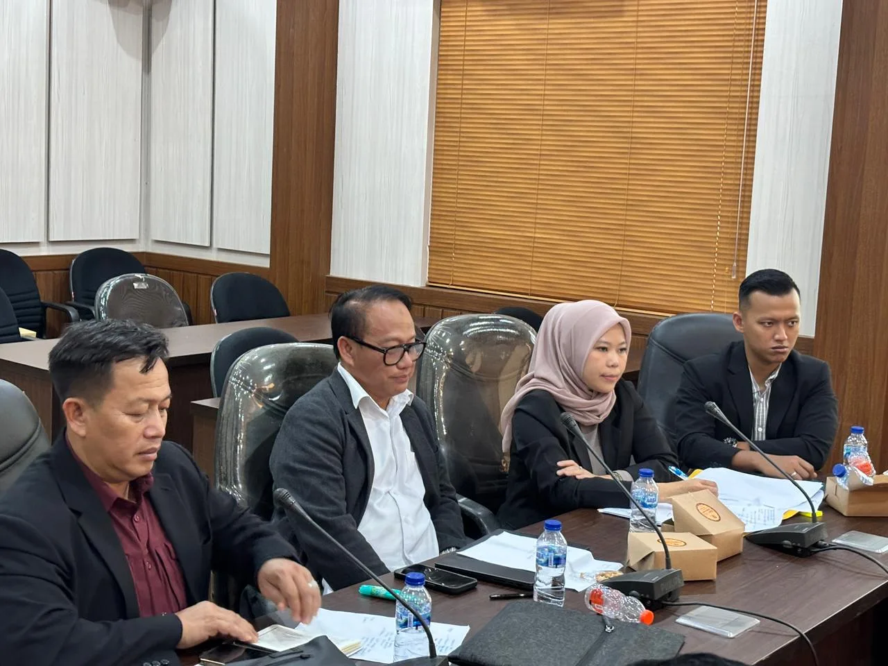 H Ayep Zaki bentuk tim TKPP bertujuan untuk melakukan percepatan pembangunan 1 Keberadaan Tim Komunikasi Percepatan Pembangunan (TKPP) Kota Sukabumi pada prinsipnya untuk memperkuat sinergitas dan komunikasi antara aparatur Sipil Negara (ASN) dengan Wali Kota Sukabumi Ayep Zaki dan tidak bertujuan untuk mengambil alih peran ASN. “Selama ini kami menjalankan tugas sesuai dengan tupoksi (tugas pokok dan fungsi) kami, tidak benar kami mengambil alih peran ASN, kami hanya ingin membantu dan memperkuat komunikasi ASN dengan Pak Wali Kota H Ayep Zaki,” ungkap Ketua TKPP Kota Sukabumi, Ubaydillah dalam keterangannya, Senin (27/10/2025). Pernyataan Ubaydillah tersebut menanggapi pemanggilan Panja Wakaf dan TKPP DPRD Kota Sukabumi beberapa waktu lalu. Hadir dalam pertemuan tersebut Ubaydillah, Ujang Fahrudin Jetli, Jamaludin, dan Ani Nurhayati. Dalam pertemuan tersebut Ubaidillah memaparkan secara rinci penjelasan terkait tugas dan fungsi TKPP secara mendalam. Menurutnya, tim yang dibentuk Wali Kota Sukabumi H Ayep Zaki bertujuan untuk melakukan percepatan pembangunan di berbagai sektor di Kota Sukabumi. “Saya sudah memberikan penjelasan terkait tupoksi (tugas pokok dan fungsi) kepada Pimpinan dan Anggota Panja DPRD Kota Sukabumi. Dari hasil kajian kami, sudah dilaporkan secara mendalam terhadap Panja DPRD Kota Sukabumi,” terang Ubaydillah. Ubaydillah menegaskan, keberadaan TKPP pada prinsipnya, tidak bertujuan untuk mengambil alih peran ASN, akan tetapi justru memperkuat sinergitas dan komunikasi antara ASN dengan Wali Kota Sukabumi. “Jadi, ASN tetap menjalankan tugas pokoknya, kami hanya memperlancar koordinasi,” jelas Ubaydillah. Ubaydillah juga memaparkan efektivitas kerja tim TKPP yang bisa dilihat dari sejumlah indikator pencapaian pembangunan. Sebut saja terkait pendapat asli daerah (PAD) serta hasil evaluasi dari kinerja Badan Usaha Milik Daerah (BUMD) dan Badan Layanan Umum Daerah (BLUD) di Kota Sukabumi. “Alhamdulilah, saat ini PAD Kota Sukabumi bisa meningkat, kinerja RSUD R Syamsudin SH, PDAM (Perusahaan Daerah Air Minum) dan BPR (Bank Perekonomian Rakyat) membaik serta terdapat pencapaian hasil yang baik jika dibandingkan dengan sebelumnya,” ungkapnya. Untuk RSUD R Syamsudin, tambah Ubaydillah, tahun 2025 ini terdapat profit mencapai Rp.7 miliar, dan di PDAM per bulan September yang lalu, terdapat profit sebesar Rp 410 juta, sedangkan BPR meraih keuntungan sebesar Rp 4 miliar. "Ini menjadi bukti nyata bahwa kinerja TKPP berjalan dengan baik dan hasilnya bisa dibuktikan ke publik," tandas Ubaydillah. Terkait keberadaan Tim TKPP yang berujung dibentuknya Panja Wakaf dan TKPP di DPRD Kota Sukabumi, Ubaydillah sangat menghormati dinamika yang terjadi selama ini dan sangat membuka ruang kritik demi kemajuan Kota Sukabumi. “Saya dan Tim TKPP sangat menghormati dinamika yang terjadi, namun pada prinsifnya kami sangat membuka ruang kritik guna kemajuan Kota Sukabumi, Alhamdulilah kami pun akhirnya bisa berdiskusi dengan panja,” jelasnya. Sedangkan soal isue beberapa jabatan yang melekat pada dirinya, Ubaydillah menjelaskan bahwa, hal tersebut hanya semata-mata untuk percepatan pembangunan khususnya di BUMD dan BLUD. “Keterlibatan saya di Dewas RSUD R Syamsudin, PDAM dan BPR bagian dari upaya guna melakukan percepatan pembangunan atau melakukan kajian serta evaluasi dari kinerja internal BUMD dan BLUD. Dan ini terbukti, saat ini kondisi BUMD dan BLUD di Kota Sukabumi tumbuh sehat dan mampu menghasilkan yang terbaik jika dibandingkan dengan kondisi BUMD dan BLUD sebelumnya,” pungkasnya