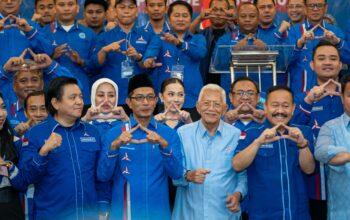 Kepengurusan Dewan Pimpinan Nasional (DPN) Bintang Muda Indonesia (BMI) periode 2025–2030 resmi dilantik. 3 DPN Bintang Muda Indonesia Resmi Dilantik, Siap Bawa Partai Demokrat Berjaya Kembali di 2029 Terasistana.id, JAKARTA - Kepengurusan Dewan Pimpinan Nasional (DPN) Bintang Muda Indonesia (BMI) periode 2025–2030 resmi dilantik. Acara pelantikan organisasi sayap pemuda Partai Demokrat itu diselenggarakan di Hotel Acacia, Jakarta Pusat, Senin (27/10/2025). Hadir dalam pelantikan Pendiri Partai Demokrat Prof Dr Subur Budi Santoso, Wamenaker yang juga Wasekjen Partai Demokrat Afriansah Noor, anggota Dewan Kehormatan Partai Demokrat, Mayjen TNI (Purn) Ahmad Yani Basuki, Wabendum Partai Demokrat Steven Rumangkang, Anggota DPR RI Partai Demokrat, Sartono Hutomo dan Umar Arsal, Bupati Sekadau yang merupakan kader Partai Demokrat, Aron SH. Hadir pula Mantan Komandan TKN Fanta Prabowo-Gibran, Arif Rosyid Hasan. Dalam prosesi pelantikan, Ketua Umum BMI terpilih Farkhan Evendi dan pengurus lainnya mengucapkan ikrar dan sumpah yang dipimpin langsung oleh Dewan Pengawas BMI, Nawa Said Dimyati. Usai dilantik, Ketua Umum DPN Bintang Muda Indonesia Farkhan Evendi ucapkan terimakasih diberi amanat kembali memimpin BMI. Di periode kedua ini, Farkhan mengajak semua pengurus dan kader BMI menjaga amanah utama yaitu membantu Partai Demokrat berjaya kembali. "Amanah kita adalah memperkuat Partai Demokrat untuk berjaya kembali. Ini amanah yang harus dijaga," tegas pria yang biasa dipanggil Cak Farkhan itu. Farkhan juga mengajak semua untuk bekerja nyata bagi rakyat. Menurutnya di Indonesia sudah banyak dan tumpah ruah dengan kata-kata. Makanya BMI tidak boleh seperti itu. "Kita diam tapi bekerja, berbuat secara nyata. membuktikan kepada rakyat. Karena Indonesia ini sudah banyak dan tumpah ruah oleh kata-kata," paparnya. Farkhan menilai soal maju mundurnya organisasi bukan tergantung dari pengurus inti saja tetapi semua pengurus dan kader. Makanya harus ditanamkan dalam diri masing-masing bahwa di dunia politik diniatkan sebagai ibadah. "BMI menjadi wadah untuk mendidik calon pemimpin muda yang punya karakter dan etika. Karakter tertinggi adalah mementingkan rakyat. Jadi BMI ini ruang bersama kita, semua adalah sahabat, tidak ada saling tikung, semua berkembang saling mendukung sesuai cita-cita kita," katanya. Sementara itu dalam sambutannya, Wamenaker Afriansyah Noor mengapresiasi kiprah BMI yang sudah menginjak periode kedua. Meski masih sangat namun mampu berkiprah dengan baik dalam memperkuat partai menuju kemenangan dan kejayaan di masa depan. "Yang penting semangat dan mempunyai niat kuat, sabar, tulus dan ikhlas. Hal-hal itu yang harus dipegang dengan baik. BMI saya lihat semakin kuat," tuturnya. Wamenaker juga menyampaikan pentingnya kaderisasi dalam sebuah organisasi, termasuk di dalam BMI. Menurutnya, organisasi bukan sekedar nama dan ada pengurus di tiap daerah, namun kaderisasi sangat penting untuk regenerasi. "Harapan saya BMI melakukan kolaborasi dengan seluruh elemen. Mempunyai komitmen memperkuat partai agar Partai Demokrat berjaya kembali di tahun 2029," tegas dia. Pendiri Partai Demokrat Prof Subur Budi Santoso memberi nasehat juga untuk para pengurus BMI. Menurutnya, BMI harus mampu melihat peluang, membaca situasi dan keadaan yang terjadi. "Kemudian sebagai anak muda, harus selalu hormat dan belajar dengan menimba pengalaman kepada para senior," ujarnya.