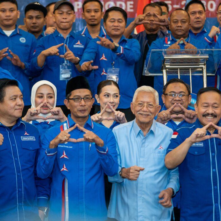 Kepengurusan Dewan Pimpinan Nasional (DPN) Bintang Muda Indonesia (BMI) periode 2025–2030 resmi dilantik. 9 DPN Bintang Muda Indonesia Resmi Dilantik, Siap Bawa Partai Demokrat Berjaya Kembali di 2029 Terasistana.id, JAKARTA - Kepengurusan Dewan Pimpinan Nasional (DPN) Bintang Muda Indonesia (BMI) periode 2025–2030 resmi dilantik. Acara pelantikan organisasi sayap pemuda Partai Demokrat itu diselenggarakan di Hotel Acacia, Jakarta Pusat, Senin (27/10/2025). Hadir dalam pelantikan Pendiri Partai Demokrat Prof Dr Subur Budi Santoso, Wamenaker yang juga Wasekjen Partai Demokrat Afriansah Noor, anggota Dewan Kehormatan Partai Demokrat, Mayjen TNI (Purn) Ahmad Yani Basuki, Wabendum Partai Demokrat Steven Rumangkang, Anggota DPR RI Partai Demokrat, Sartono Hutomo dan Umar Arsal, Bupati Sekadau yang merupakan kader Partai Demokrat, Aron SH. Hadir pula Mantan Komandan TKN Fanta Prabowo-Gibran, Arif Rosyid Hasan. Dalam prosesi pelantikan, Ketua Umum BMI terpilih Farkhan Evendi dan pengurus lainnya mengucapkan ikrar dan sumpah yang dipimpin langsung oleh Dewan Pengawas BMI, Nawa Said Dimyati. Usai dilantik, Ketua Umum DPN Bintang Muda Indonesia Farkhan Evendi ucapkan terimakasih diberi amanat kembali memimpin BMI. Di periode kedua ini, Farkhan mengajak semua pengurus dan kader BMI menjaga amanah utama yaitu membantu Partai Demokrat berjaya kembali. "Amanah kita adalah memperkuat Partai Demokrat untuk berjaya kembali. Ini amanah yang harus dijaga," tegas pria yang biasa dipanggil Cak Farkhan itu. Farkhan juga mengajak semua untuk bekerja nyata bagi rakyat. Menurutnya di Indonesia sudah banyak dan tumpah ruah dengan kata-kata. Makanya BMI tidak boleh seperti itu. "Kita diam tapi bekerja, berbuat secara nyata. membuktikan kepada rakyat. Karena Indonesia ini sudah banyak dan tumpah ruah oleh kata-kata," paparnya. Farkhan menilai soal maju mundurnya organisasi bukan tergantung dari pengurus inti saja tetapi semua pengurus dan kader. Makanya harus ditanamkan dalam diri masing-masing bahwa di dunia politik diniatkan sebagai ibadah. "BMI menjadi wadah untuk mendidik calon pemimpin muda yang punya karakter dan etika. Karakter tertinggi adalah mementingkan rakyat. Jadi BMI ini ruang bersama kita, semua adalah sahabat, tidak ada saling tikung, semua berkembang saling mendukung sesuai cita-cita kita," katanya. Sementara itu dalam sambutannya, Wamenaker Afriansyah Noor mengapresiasi kiprah BMI yang sudah menginjak periode kedua. Meski masih sangat namun mampu berkiprah dengan baik dalam memperkuat partai menuju kemenangan dan kejayaan di masa depan. "Yang penting semangat dan mempunyai niat kuat, sabar, tulus dan ikhlas. Hal-hal itu yang harus dipegang dengan baik. BMI saya lihat semakin kuat," tuturnya. Wamenaker juga menyampaikan pentingnya kaderisasi dalam sebuah organisasi, termasuk di dalam BMI. Menurutnya, organisasi bukan sekedar nama dan ada pengurus di tiap daerah, namun kaderisasi sangat penting untuk regenerasi. "Harapan saya BMI melakukan kolaborasi dengan seluruh elemen. Mempunyai komitmen memperkuat partai agar Partai Demokrat berjaya kembali di tahun 2029," tegas dia. Pendiri Partai Demokrat Prof Subur Budi Santoso memberi nasehat juga untuk para pengurus BMI. Menurutnya, BMI harus mampu melihat peluang, membaca situasi dan keadaan yang terjadi. "Kemudian sebagai anak muda, harus selalu hormat dan belajar dengan menimba pengalaman kepada para senior," ujarnya.