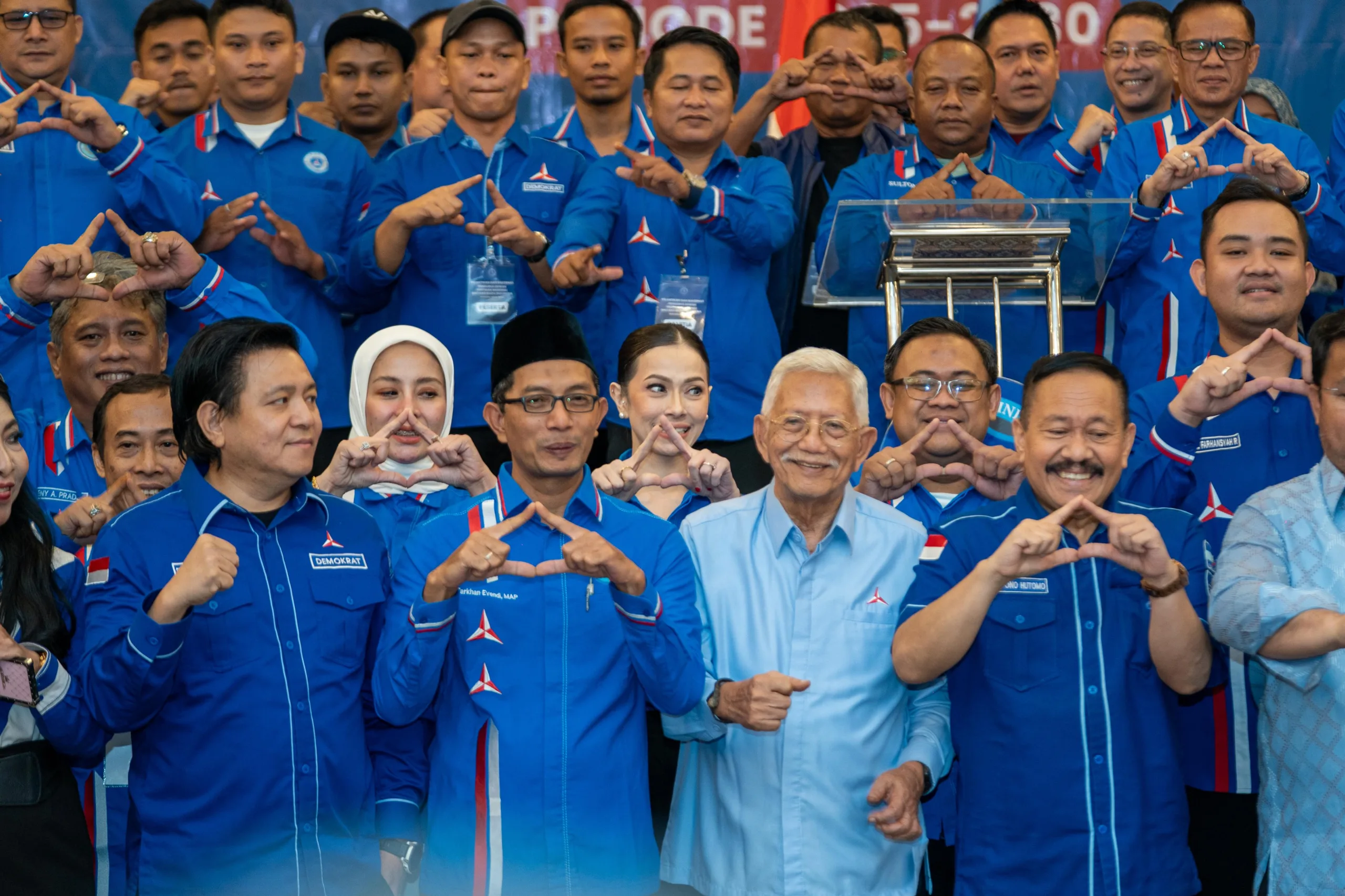 Kepengurusan Dewan Pimpinan Nasional (DPN) Bintang Muda Indonesia (BMI) periode 2025–2030 resmi dilantik. 1 DPN Bintang Muda Indonesia Resmi Dilantik, Siap Bawa Partai Demokrat Berjaya Kembali di 2029 Terasistana.id, JAKARTA - Kepengurusan Dewan Pimpinan Nasional (DPN) Bintang Muda Indonesia (BMI) periode 2025–2030 resmi dilantik. Acara pelantikan organisasi sayap pemuda Partai Demokrat itu diselenggarakan di Hotel Acacia, Jakarta Pusat, Senin (27/10/2025). Hadir dalam pelantikan Pendiri Partai Demokrat Prof Dr Subur Budi Santoso, Wamenaker yang juga Wasekjen Partai Demokrat Afriansah Noor, anggota Dewan Kehormatan Partai Demokrat, Mayjen TNI (Purn) Ahmad Yani Basuki, Wabendum Partai Demokrat Steven Rumangkang, Anggota DPR RI Partai Demokrat, Sartono Hutomo dan Umar Arsal, Bupati Sekadau yang merupakan kader Partai Demokrat, Aron SH. Hadir pula Mantan Komandan TKN Fanta Prabowo-Gibran, Arif Rosyid Hasan. Dalam prosesi pelantikan, Ketua Umum BMI terpilih Farkhan Evendi dan pengurus lainnya mengucapkan ikrar dan sumpah yang dipimpin langsung oleh Dewan Pengawas BMI, Nawa Said Dimyati. Usai dilantik, Ketua Umum DPN Bintang Muda Indonesia Farkhan Evendi ucapkan terimakasih diberi amanat kembali memimpin BMI. Di periode kedua ini, Farkhan mengajak semua pengurus dan kader BMI menjaga amanah utama yaitu membantu Partai Demokrat berjaya kembali. "Amanah kita adalah memperkuat Partai Demokrat untuk berjaya kembali. Ini amanah yang harus dijaga," tegas pria yang biasa dipanggil Cak Farkhan itu. Farkhan juga mengajak semua untuk bekerja nyata bagi rakyat. Menurutnya di Indonesia sudah banyak dan tumpah ruah dengan kata-kata. Makanya BMI tidak boleh seperti itu. "Kita diam tapi bekerja, berbuat secara nyata. membuktikan kepada rakyat. Karena Indonesia ini sudah banyak dan tumpah ruah oleh kata-kata," paparnya. Farkhan menilai soal maju mundurnya organisasi bukan tergantung dari pengurus inti saja tetapi semua pengurus dan kader. Makanya harus ditanamkan dalam diri masing-masing bahwa di dunia politik diniatkan sebagai ibadah. "BMI menjadi wadah untuk mendidik calon pemimpin muda yang punya karakter dan etika. Karakter tertinggi adalah mementingkan rakyat. Jadi BMI ini ruang bersama kita, semua adalah sahabat, tidak ada saling tikung, semua berkembang saling mendukung sesuai cita-cita kita," katanya. Sementara itu dalam sambutannya, Wamenaker Afriansyah Noor mengapresiasi kiprah BMI yang sudah menginjak periode kedua. Meski masih sangat namun mampu berkiprah dengan baik dalam memperkuat partai menuju kemenangan dan kejayaan di masa depan. "Yang penting semangat dan mempunyai niat kuat, sabar, tulus dan ikhlas. Hal-hal itu yang harus dipegang dengan baik. BMI saya lihat semakin kuat," tuturnya. Wamenaker juga menyampaikan pentingnya kaderisasi dalam sebuah organisasi, termasuk di dalam BMI. Menurutnya, organisasi bukan sekedar nama dan ada pengurus di tiap daerah, namun kaderisasi sangat penting untuk regenerasi. "Harapan saya BMI melakukan kolaborasi dengan seluruh elemen. Mempunyai komitmen memperkuat partai agar Partai Demokrat berjaya kembali di tahun 2029," tegas dia. Pendiri Partai Demokrat Prof Subur Budi Santoso memberi nasehat juga untuk para pengurus BMI. Menurutnya, BMI harus mampu melihat peluang, membaca situasi dan keadaan yang terjadi. "Kemudian sebagai anak muda, harus selalu hormat dan belajar dengan menimba pengalaman kepada para senior," ujarnya.