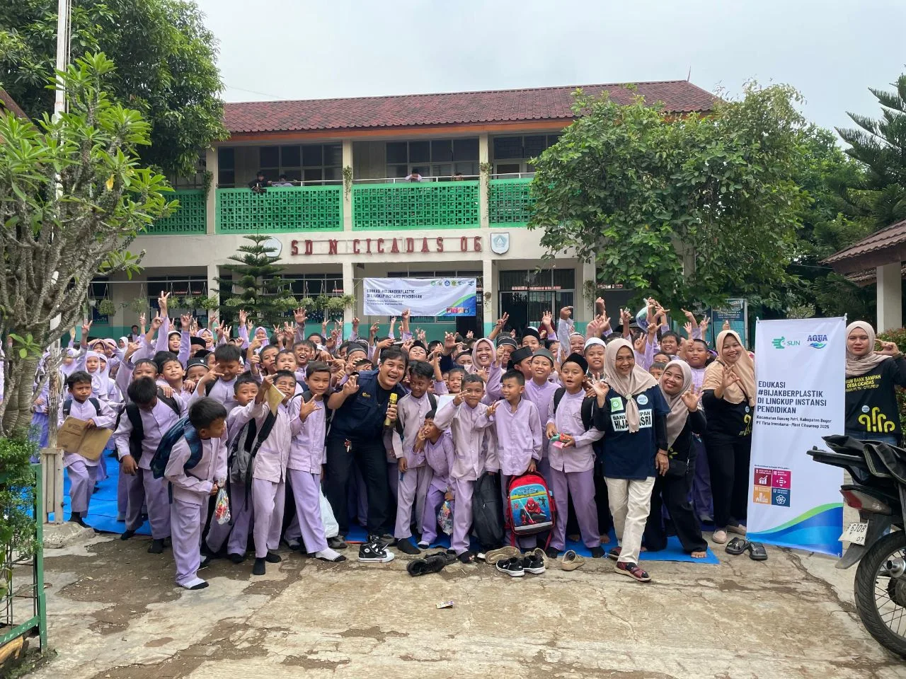 Dorong Komitmen Pengelolaan Sampah Berkelanjutan, AQUA Citeureup Gelar Edukasi di SDN 06 Cicadas 1 Dorong Komitmen Pengelolaan Sampah Berkelanjutan, AQUA Citeureup Gelar Edukasi di SDN 06 Cicadas I PojokPublik