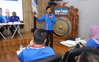 Ketua BMI Gus Farkhan: pentingnya Revitalisasi Semangat Kepemudaan. 3 Ketua Dewan Pimpinan Nasional Bintang Muda Indonesia (BMI) Farkhan Evendi mengatakan, ada makna mendalam di balik peringatan sumpah pemuda bertepatan tangal 28 Oktober saat ini. Farkhan mengatakan, ruh sumpah pemuda pada 28 Oktober 1928 atau ratusan tahun lalu itu tak hanya bernilai kebangksaan, kenegaraan dalam jiwa bertumpah darah Indonesia. “Namun dalam kontek sekarang perlu dimaknai revitaliasi semangat kempemudaan,” ujar Farkhan, dalam pernyataan resmi peringatan hari Sumpah Pemuda, 28 Oktober 2025.10.28 Menurut Farkhan, semangat revitalisasi jiwa kepemudaan dapat dijabarkan dalam mendukung perubahan lebih baik dan keberpihakan kaum lemah. “Karena kontek saat ini sudah meraih kemederkaan, tinggal mengubah pola pikir berpihak yang jelas, salah satunya berpihak kepada kaum lemah dan margial atau musta’afin,” ujar Farkhan menambahkan. Ia menegaskan keperpihakan pemuda dalam kontek sekarang itu dinilai perlu, ketika kemerdekan secara dejure masih menyisakan pekerjaan rumah atau PR. Di antaranya masih ada ketimpangan kemiskinan, dikriminasi minoritas dan nilai keadilan berbasis gender. Sejumlah masalah itu, kata Farkhan, menjadi tanggungjawab pemuda sekarang melakukan langkah nyata dengan prorgram dan kegiatan yang dijiwai prinsip menegakakn keadilan serta menolong kelompok rentan. “Baik rentan ekonomi, rentan diskrimansi maupun kerentanan lain,” ujar Farkhan. Selain itu Farkhan mengingatkan pentingnya menjaga identitas pemuda yang selalu hadir sebagai pendobrak ketika menemukan tatanan sistem maupun nilai-nilai yang merugikan publik dan bangsa. “Selalu hadir dalam kepeloporan di semua sektor. Termasuk mendobrak paradigma atau pola pikir dan peran menata sistem yang lebih baik,” kata Farkhan menjelaskan.