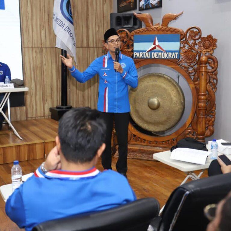 Ketua BMI Gus Farkhan: pentingnya Revitalisasi Semangat Kepemudaan. 9 Ketua Dewan Pimpinan Nasional Bintang Muda Indonesia (BMI) Farkhan Evendi mengatakan, ada makna mendalam di balik peringatan sumpah pemuda bertepatan tangal 28 Oktober saat ini. Farkhan mengatakan, ruh sumpah pemuda pada 28 Oktober 1928 atau ratusan tahun lalu itu tak hanya bernilai kebangksaan, kenegaraan dalam jiwa bertumpah darah Indonesia. “Namun dalam kontek sekarang perlu dimaknai revitaliasi semangat kempemudaan,” ujar Farkhan, dalam pernyataan resmi peringatan hari Sumpah Pemuda, 28 Oktober 2025.10.28 Menurut Farkhan, semangat revitalisasi jiwa kepemudaan dapat dijabarkan dalam mendukung perubahan lebih baik dan keberpihakan kaum lemah. “Karena kontek saat ini sudah meraih kemederkaan, tinggal mengubah pola pikir berpihak yang jelas, salah satunya berpihak kepada kaum lemah dan margial atau musta’afin,” ujar Farkhan menambahkan. Ia menegaskan keperpihakan pemuda dalam kontek sekarang itu dinilai perlu, ketika kemerdekan secara dejure masih menyisakan pekerjaan rumah atau PR. Di antaranya masih ada ketimpangan kemiskinan, dikriminasi minoritas dan nilai keadilan berbasis gender. Sejumlah masalah itu, kata Farkhan, menjadi tanggungjawab pemuda sekarang melakukan langkah nyata dengan prorgram dan kegiatan yang dijiwai prinsip menegakakn keadilan serta menolong kelompok rentan. “Baik rentan ekonomi, rentan diskrimansi maupun kerentanan lain,” ujar Farkhan. Selain itu Farkhan mengingatkan pentingnya menjaga identitas pemuda yang selalu hadir sebagai pendobrak ketika menemukan tatanan sistem maupun nilai-nilai yang merugikan publik dan bangsa. “Selalu hadir dalam kepeloporan di semua sektor. Termasuk mendobrak paradigma atau pola pikir dan peran menata sistem yang lebih baik,” kata Farkhan menjelaskan.