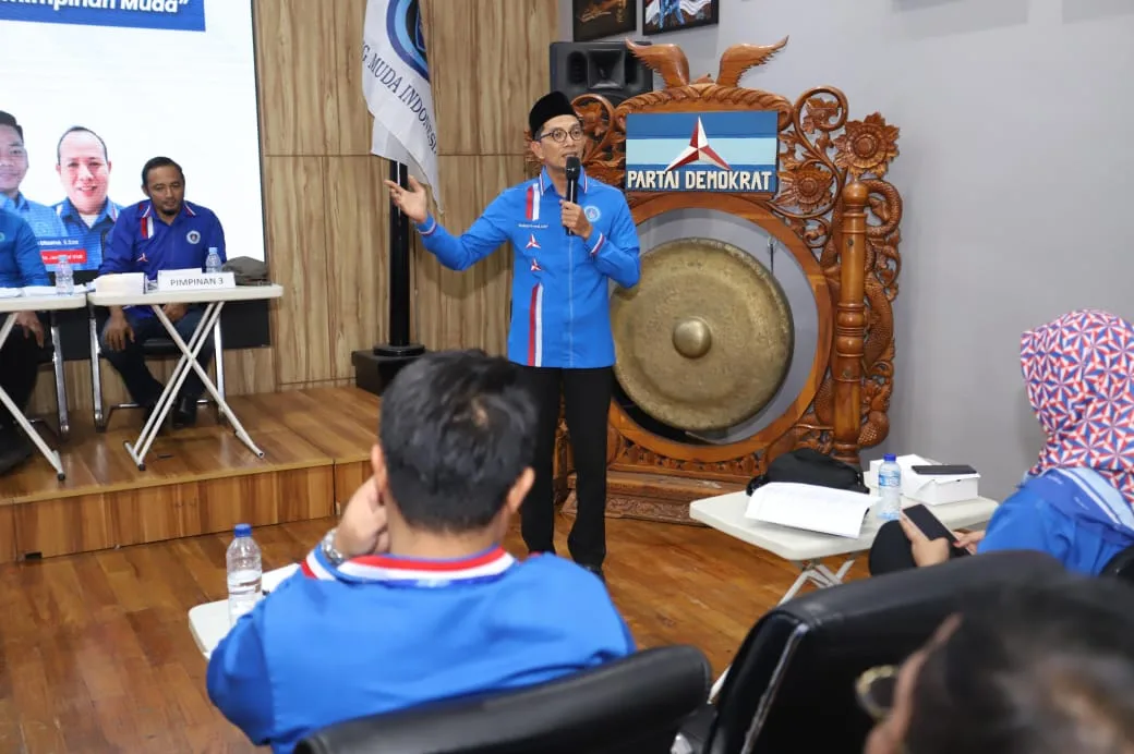 Ketua BMI Gus Farkhan: pentingnya Revitalisasi Semangat Kepemudaan. 1 Ketua Dewan Pimpinan Nasional Bintang Muda Indonesia (BMI) Farkhan Evendi mengatakan, ada makna mendalam di balik peringatan sumpah pemuda bertepatan tangal 28 Oktober saat ini. Farkhan mengatakan, ruh sumpah pemuda pada 28 Oktober 1928 atau ratusan tahun lalu itu tak hanya bernilai kebangksaan, kenegaraan dalam jiwa bertumpah darah Indonesia. “Namun dalam kontek sekarang perlu dimaknai revitaliasi semangat kempemudaan,” ujar Farkhan, dalam pernyataan resmi peringatan hari Sumpah Pemuda, 28 Oktober 2025.10.28 Menurut Farkhan, semangat revitalisasi jiwa kepemudaan dapat dijabarkan dalam mendukung perubahan lebih baik dan keberpihakan kaum lemah. “Karena kontek saat ini sudah meraih kemederkaan, tinggal mengubah pola pikir berpihak yang jelas, salah satunya berpihak kepada kaum lemah dan margial atau musta’afin,” ujar Farkhan menambahkan. Ia menegaskan keperpihakan pemuda dalam kontek sekarang itu dinilai perlu, ketika kemerdekan secara dejure masih menyisakan pekerjaan rumah atau PR. Di antaranya masih ada ketimpangan kemiskinan, dikriminasi minoritas dan nilai keadilan berbasis gender. Sejumlah masalah itu, kata Farkhan, menjadi tanggungjawab pemuda sekarang melakukan langkah nyata dengan prorgram dan kegiatan yang dijiwai prinsip menegakakn keadilan serta menolong kelompok rentan. “Baik rentan ekonomi, rentan diskrimansi maupun kerentanan lain,” ujar Farkhan. Selain itu Farkhan mengingatkan pentingnya menjaga identitas pemuda yang selalu hadir sebagai pendobrak ketika menemukan tatanan sistem maupun nilai-nilai yang merugikan publik dan bangsa. “Selalu hadir dalam kepeloporan di semua sektor. Termasuk mendobrak paradigma atau pola pikir dan peran menata sistem yang lebih baik,” kata Farkhan menjelaskan.