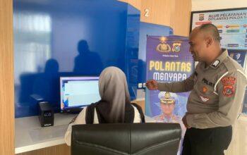 Pelayanan Humanis Dilakukan Subdit Regident Ditlantas Polda Sultra, Masyarakat Berikan Apresiasi 3 Pelayanan Humanis Dilakukan Subdit Regident Ditlantas Polda Sultra, Masyarakat Berikan Apresiasi I PojokPublik