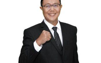 H. Ayep Zaki Sumpah Pemuda: Momentum Kebangkitan Kolektif 4 Sumpah Pemuda: Momentum Kebangkitan Kolektif Tanggal 28 Oktober selalu mengingatkan bangsa ini pada ikrar sakral para pemuda tahun 1928: satu tanah air, satu bangsa, satu bahasa—Indonesia. Sumpah Pemuda bukan sekadar peristiwa historis, tetapi energi moral untuk terus memperjuangkan kemandirian bangsa. Dulu perjuangan dilakukan dengan bambu runcing dan pena, kini perjuangan itu menuntut transformasi ekonomi, kemandirian finansial, dan keadilan sosial. Spirit Sumpah Pemuda hari ini harus diterjemahkan ke dalam gerakan ekonomi umat yang kuat dan berkelanjutan. Salah satu instrumen strategis yang sesuai dengan nilai keikhlasan, gotong royong, dan keadilan sosial adalah wakaf uang. *Wakaf Uang: Instrumen Kemandirian Ekonomi Umat* Wakaf uang bukan sekadar ibadah sosial, melainkan _financial instrument_ yang mampu menciptakan keberlanjutan ekonomi berbasis nilai. Dengan regulasi yang jelas melalui UU No. 41 Tahun 2004 tentang Wakaf, PP No. 42 Tahun 2006, dan dukungan Peraturan BWI dan DSN-MUI, wakaf uang kini bisa dikelola secara profesional, transparan, dan produktif. Setiap rupiah wakaf uang memiliki kekuatan mengganda: abadi dalam nilai, produktif dalam manfaat. Ketika dikelola dengan prinsip wakaf produktif, dana ini dapat diinvestasikan ke instrumen syariah seperti sukuk negara, sukuk korporasi, CWLS (Cash Waqf Linked Sukuk), CWLD (Cash Waqf Linked Deposit), atau sektor riil yang menumbuhkan pelaku usaha mikro. Keuntungan hasil pengelolaan disalurkan kembali untuk pemberdayaan sosial, pendidikan, kesehatan, dan UMK tanpa mengurangi pokoknya. *Dari Idealisme Pemuda ke Gerakan Ekonomi* Pemuda hari ini tidak hanya ditantang untuk bersumpah tentang identitas, tetapi juga untuk berikrar atas kemandirian ekonomi bangsanya sendiri. Melalui gerakan wakaf uang, pemuda dapat berperan sebagai penggerak transformasi finansial yang berlandaskan nilai spiritual. Bayangkan jika satu juta pemuda Indonesia mewakafkan Rp100.000 saja setiap bulan. Maka akan terkumpul dana abadi Rp100 miliar per bulan—sebuah dana kedaulatan ekonomi umat yang dapat menghidupi ribuan UMK melalui skema Qardhul Hasan, membantu pesantren, membantu kaum dhu'afa, dan memperkuat ketahanan sosial masyarakat. Inilah bentuk baru “Sumpah Pemuda Ekonomi”: satu visi kesejahteraan, satu semangat kemandirian, satu aksi wakaf produktif. *Menanam Abadi, Menuai Berkah Tanpa Henti* Dalam konsep ekonomi wakaf, _giving never ends_. Nilai kebaikan terus berputar, menciptakan rantai keberkahan yang tidak terputus. Wakaf uang adalah jihad ekonomi yang menjadikan setiap pemuda bukan sekadar konsumen global, tetapi produsen kebaikan. Momentum Hari Sumpah Pemuda harus menjadi titik balik untuk mengubah paradigma: dari _charity-based movement_ menuju _investment-based philanthropy_. Gerakan ini bukan sekadar berbagi, tapi membangun sistem ekonomi yang berkeadilan dan berkelanjutan. *Wakaf uang* adalah jembatan antara iman dan pembangunan, antara spiritualitas dan kemandirian nasional. Jika Sumpah Pemuda 1928 melahirkan Indonesia Merdeka, maka Sumpah Pemuda Ekonomi melalui Wakaf Uang akan melahirkan Indonesia Berdaulat dan Makmur. > “Bangsa yang besar bukan hanya yang mengenang perjuangan, tetapi yang melanjutkan perjuangan dengan cara yang relevan di zamannya.