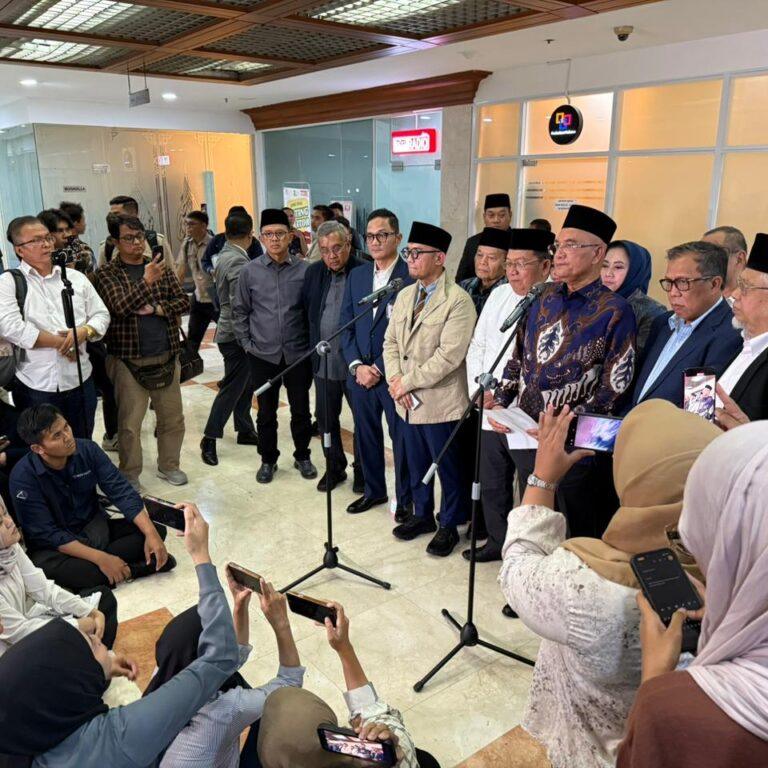 Komisi VIII DPR RI bersama Kementerian Haji dan Umrah resmi menetapkan Biaya Penyelenggaraan Ibadah Haji (BPIH) tahun 1447 H/2026 M sebesar Rp87.409.366 per jemaah. Dari total biaya tersebut, Rp54.194.366 dibayar langsung oleh jemaah (Bipih), sedangkan Rp33.215.000 bersumber dari nilai manfaat dana haji yang dikelola oleh Badan Pengelola Keuangan Haji (BPKH). Anggota Panitia Kerja (Panja) Haji dan anggota Komisi VIII DPR RI, Dr. KH Maman Imanulhaq, menyambut baik keputusan tersebut. Ia menilai bahwa angka yang disepakati mencerminkan keseimbangan antara kemampuan finansial calon jemaah dengan upaya peningkatan kualitas pelayanan ibadah haji. “Kami di Panja Haji berjuang agar biaya haji tetap rasional, terjangkau, dan tidak membebani jemaah, namun pelayanan harus terus ditingkatkan,” ujar KH Maman di Gedung DPR RI Jakarta, Rabu (29/10/2025). Wakil Ketua Fraksi PKB itu menjelaskan, penetapan biaya ini merupakan hasil pembahasan panjang dan mendalam antara DPR dan Pemerintah. Setiap komponen biaya diperhitungkan secara cermat, termasuk kurs valuta asing, akomodasi, konsumsi, serta transportasi jemaah di Tanah Suci. Ia menegaskan bahwa DPR RI berkomitmen menjaga akuntabilitas dan memastikan setiap rupiah yang dibayarkan jemaah benar-benar digunakan untuk kepentingan pelayanan haji. Lebih lanjut, Kiai Maman menekankan pentingnya transparansi dan kejelasan informasi kepada publik. Menurutnya, keterbukaan mengenai struktur biaya dan nilai manfaat akan memperkuat kepercayaan masyarakat terhadap pengelolaan dana haji. “Transparansi menjadi kunci agar dana umat ini benar-benar dikelola dengan amanah dan profesional,” tegasnya. Kiai Maman yang juga Pengasuh Ponpes Al Mizan Jatiwangi ini juga menegaskan bahwa penurunan biaya tidak boleh diartikan sebagai penurunan standar layanan. Ia menuntut agar pemerintah terus menjaga mutu pelayanan di semua aspek, mulai dari akomodasi, bimbingan ibadah, hingga fasilitas kesehatan bagi jemaah di Tanah Suci. “Ibadah haji adalah perjalanan spiritual sekaligus cermin tata kelola bangsa. Karena itu, peningkatan layanan harus menjadi prioritas,” ujarnya. Kiai Maman juga mengingatkan calon jemaah untuk mempersiapkan pelunasan sesuai jadwal yang akan ditetapkan pemerintah, termasuk melengkapi syarat administrasi dan pemeriksaan kesehatan. Ia berharap penyelenggaraan haji tahun 2026 dapat berjalan lancar, tertib, dan memberikan pengalaman ibadah yang khusyuk serta bermartabat. “Keputusan ini adalah hasil kerja sama DPR dan Pemerintah yang berorientasi pada kepentingan umat. Kami berkomitmen menghadirkan penyelenggaraan ibadah haji yang transparan, efisien, dan berkeadilan bagi seluruh calon jemaah Indonesia,” tutup Kiai Maman Imanulhaq.