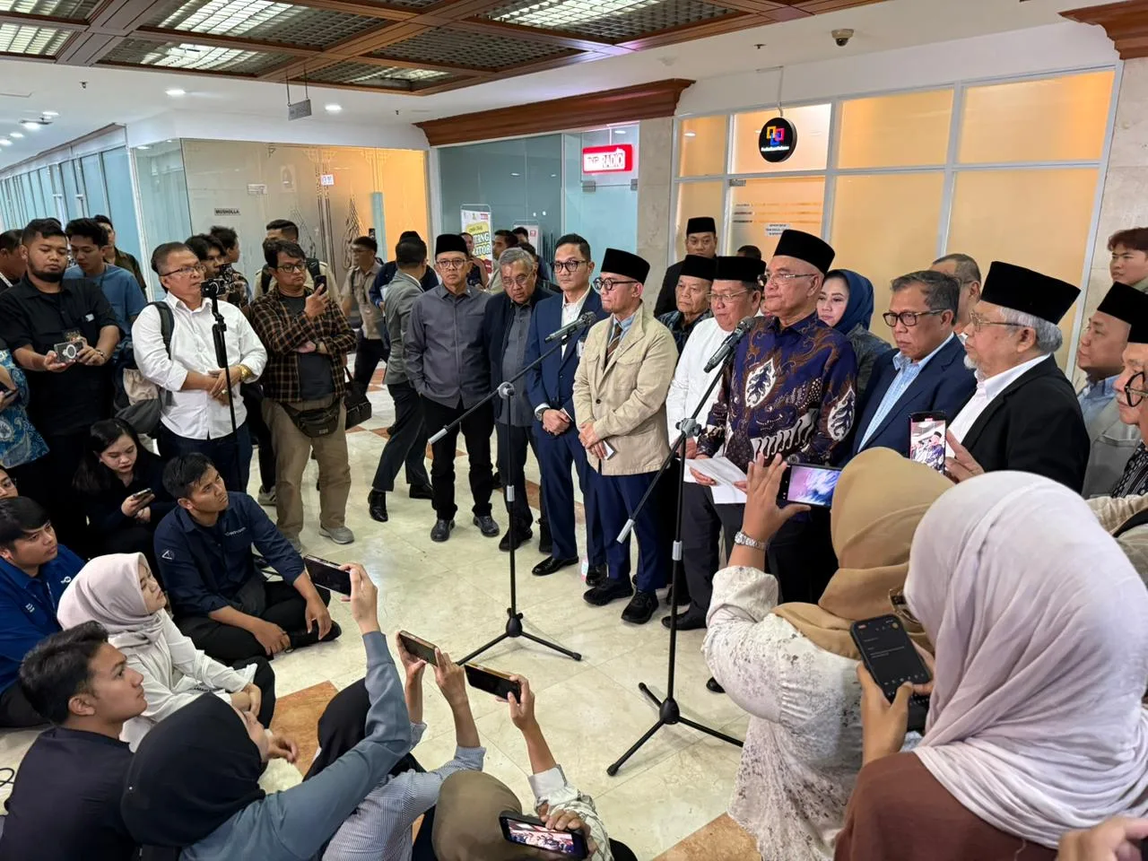 Komisi VIII DPR RI bersama Kementerian Haji dan Umrah resmi menetapkan Biaya Penyelenggaraan Ibadah Haji (BPIH) tahun 1447 H/2026 M sebesar Rp87.409.366 per jemaah. Dari total biaya tersebut, Rp54.194.366 dibayar langsung oleh jemaah (Bipih), sedangkan Rp33.215.000 bersumber dari nilai manfaat dana haji yang dikelola oleh Badan Pengelola Keuangan Haji (BPKH). Anggota Panitia Kerja (Panja) Haji dan anggota Komisi VIII DPR RI, Dr. KH Maman Imanulhaq, menyambut baik keputusan tersebut. Ia menilai bahwa angka yang disepakati mencerminkan keseimbangan antara kemampuan finansial calon jemaah dengan upaya peningkatan kualitas pelayanan ibadah haji. “Kami di Panja Haji berjuang agar biaya haji tetap rasional, terjangkau, dan tidak membebani jemaah, namun pelayanan harus terus ditingkatkan,” ujar KH Maman di Gedung DPR RI Jakarta, Rabu (29/10/2025). Wakil Ketua Fraksi PKB itu menjelaskan, penetapan biaya ini merupakan hasil pembahasan panjang dan mendalam antara DPR dan Pemerintah. Setiap komponen biaya diperhitungkan secara cermat, termasuk kurs valuta asing, akomodasi, konsumsi, serta transportasi jemaah di Tanah Suci. Ia menegaskan bahwa DPR RI berkomitmen menjaga akuntabilitas dan memastikan setiap rupiah yang dibayarkan jemaah benar-benar digunakan untuk kepentingan pelayanan haji. Lebih lanjut, Kiai Maman menekankan pentingnya transparansi dan kejelasan informasi kepada publik. Menurutnya, keterbukaan mengenai struktur biaya dan nilai manfaat akan memperkuat kepercayaan masyarakat terhadap pengelolaan dana haji. “Transparansi menjadi kunci agar dana umat ini benar-benar dikelola dengan amanah dan profesional,” tegasnya. Kiai Maman yang juga Pengasuh Ponpes Al Mizan Jatiwangi ini juga menegaskan bahwa penurunan biaya tidak boleh diartikan sebagai penurunan standar layanan. Ia menuntut agar pemerintah terus menjaga mutu pelayanan di semua aspek, mulai dari akomodasi, bimbingan ibadah, hingga fasilitas kesehatan bagi jemaah di Tanah Suci. “Ibadah haji adalah perjalanan spiritual sekaligus cermin tata kelola bangsa. Karena itu, peningkatan layanan harus menjadi prioritas,” ujarnya. Kiai Maman juga mengingatkan calon jemaah untuk mempersiapkan pelunasan sesuai jadwal yang akan ditetapkan pemerintah, termasuk melengkapi syarat administrasi dan pemeriksaan kesehatan. Ia berharap penyelenggaraan haji tahun 2026 dapat berjalan lancar, tertib, dan memberikan pengalaman ibadah yang khusyuk serta bermartabat. “Keputusan ini adalah hasil kerja sama DPR dan Pemerintah yang berorientasi pada kepentingan umat. Kami berkomitmen menghadirkan penyelenggaraan ibadah haji yang transparan, efisien, dan berkeadilan bagi seluruh calon jemaah Indonesia,” tutup Kiai Maman Imanulhaq.