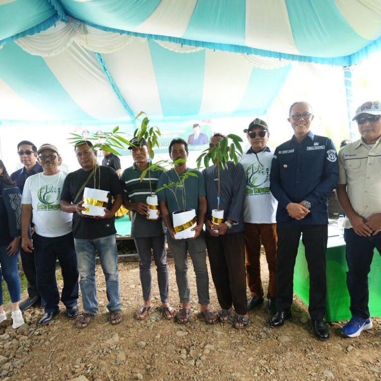 Pemkot Sukabumi dan Pemkab Boalemo Rajut Persahabatan dan Bangun Peradaban 10 Wali Kota Sukabumi H. Ayep Zaki menghadiri Pencanangan dan Penanaman Bambu Betung yang digelar Pemerintah Kabupaten Boalemo, Gorontalo. Ini menjadi momentum kebersamaan dua daerah yang terjalin dalam semangat menanam kebaikan. “Saya bersama Bupati Boalemo (Rum Pagau) dan Wakil Ketua DPRD Provinsi Gorontalo (Ridwan Monoarfa), baru saja menanam Bambu Betung. Ini menjadi lambang menanam kebaikan antara Kota Sukabumi dan Kabupaten Boalemo. Mudah-mudahan pada waktunya, kita akan memanen benih kebaikan ini,” ujar H. Ayep Zaki sesaat setelah menanam bambu betung di Desa Kuala Lumpur, Kecamatan Paguyaman, Kabupaten Boalemo, Gorontalo, Kamis (30/10/2025). Penanaman tersebut juga disaksikan Anggota DPR RI dari Dapil Gorontalo yang juga Ketua DPW NasDem Gorontalo, Rachmat Gobel, Bupati Boalemo Rum Pagau, Wakil Bupati Lahmuddin Hambali, jajaran Forkopimda Boalemo, serta Sekretaris Daerah Kota Sukabumi, H. Andang Tjahjandi. Dalam kesempatan tersebut, Ayep Zaki menyampaikan makna di balik penanaman Bambu Betung yang dilakukan bersama para tokoh daerah dan nasional, bahwa setiap kebaikan yang ditanam akan melahirkan kebaikan baru di masa mendatang. “Apabila kita menanam, pasti akan memanen. Maka tanamlah kebaikan agar kita memanen kebaikan juga,” tukasnya. *Menanam Kebaikan dalam Bentuk Wakaf Produktif* Semangat menanam kebaikan juga muncul dalam bentuk lain, yakni melalui program wakaf produktif yang telah dijalankan di Kota Sukabumi. Program ini mendapat apresiasi langsung dari Rachmat Gobel, yang melihat kesamaan nilai antara gerakan pelestarian bambu dengan semangat pemberdayaan ekonomi umat melalui wakaf. “Saya menyambut baik program wakaf produktif di Kota Sukabumi. Ke depan, kami di Gorontalo akan mengimplementasikan konsep wakaf produktif tersebut,” ujar Rachmat Gobel dalam pernyataannya. Rachmat Gobel menilai, gerakan wakaf produktif seperti yang dikembangkan di Kota Sukabumi adalah bentuk nyata dari menanam kebaikan sosial dan ekonomi yang hasilnya dapat dinikmati masyarakat luas. "Wakaf tidak hanya dimaknai sebagai ibadah, sekaligus instrumen pembangunan berkelanjutan yang mampu memberdayakan komunitas dan memperkuat kemandirian ekonomi umat," jelas Gobel. Ini seolah menegaskan di akar rumput telah terjalin kolaborasi yang mapan antara Gorontalo dan Kota Sukabumi, Rachmat Gobel dan Ayep Zaki. Di tempat yang sama, Bupati Boalemo Rum Pagau menilai kegiatan penanaman bambu ini sebagai langkah strategis untuk pelestarian lingkungan sekaligus edukasi ekologis bagi masyarakat. “Program ini sangat bagus, bambu di masa depan akan menjadi pengganti kayu. Penebangan kayu sangat dilarang karena kita berada di wilayah khatulistiwa, di mana hutan kita adalah paru-paru dunia,” ungkap Rum Pagau. *Simbol Persaudaraan dan Peradaban* Penanaman Bambu Betung di Gorontalo menjadi simbol sinergi lintas daerah yang menghubungkan nilai kearifan lokal dengan gerakan sosial modern. Baik penanaman bambu maupun pengembangan wakaf produktif sama-sama berakar pada prinsip keberlanjutan dan kemaslahatan. Dari kegiatan ini, terlihat bagaimana Pemerintah Kota Sukabumi dan Kabupaten Boalemo saling menginspirasi dalam membangun peradaban baru yang berlandaskan kebaikan, gotong royong, dan kepedulian terhadap lingkungan serta kesejahteraan masyarakat