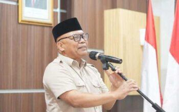 komitmen Pemerintah Kota Sukabumi dalam menjaga transparansi dan akuntabilitas publik, penting untuk menyampaikan penjelasan resmi kepada masyarakat terkait pembentukan Tim Koordinasi Percepatan Pembangunan (TKPP) Sekretaris Daerah Kota Sukabumi, H. Andang Tjahjandi, menegaskan bahwa langkah pembentukan TKPP merupakan bentuk komitmen pemerintah daerah dalam menjaga prinsip transparansi, akuntabilitas, serta tata kelola pemerintahan yang baik (good governance). Dalam pernyataannya, Sekda menjelaskan bahwa pembentukan TKPP dilakukan sesuai dengan ketentuan hukum yang berlaku dan merupakan praktik yang lazim diberlakukan di berbagai daerah serta telah diterapkan pula pada periode sebelumnya. Penyesuaian nomenklatur TKPP disebut sebagai upaya keselarasan dengan praktik di pemerintah pusat maupun daerah lain. “Keberadaan TKPP dinilai berdampak langsung pada meningkatnya Pendapatan Asli Daerah (PAD) serta menguatnya sinergi antarlembaga dan perangkat daerah,” ujar Sekda Kota Sukabumi. Kontribusi itu antara lain tercermin pada peningkatan kinerja sejumlah BUMD dan BLUD di Kota Sukabumi. Direktur Utama Perumda BPR Kota Sukabumi, Sutrisno Priyosuryono, menyampaikan, “Keberadaan Tim Komunikasi Percepatan Pembangunan memberikan manfaat konkret dalam meningkatkan citra usaha dan kepercayaan publik, terutama di lingkungan Pemkot Sukabumi. Dampak positif tersebut terlihat dari peningkatan kinerja usaha, di mana laba (gross) naik signifikan dari Rp2,5 miliar pada periode 2024 menjadi Rp4,1 miliar hingga September 2025 dengan ROA mencapai 8,1% dan diperoyeksikan akan lebih besar lagi sampai dengan akhir tahun 2025. Angka ROA ini sangat baik bagi sebuah BPR dan sebagai informasi dalam Analisa Tingkat Kesehatan Bank berdasarkan perhitungan ROA, BPR dapat dikategorikan Sangat Sehat dengan ROA minimal sama atau lebih besar dari 2%. Selain itu, dalam diskusi dengan Ketua Tim KPP pada Selasa, 21 Oktober 2025, disampaikan berbagai masukan dan rencana pengembangan BPR Kota tidak hanya pada aspek penghimpunan dana, tetapi juga dukungan dalam penyelesaian kredit bermasalah.”  Kinerja positif juga dicatatkan Perumda Air Minum Tirta Bumi Wibawa setelah sebelumnya mencatat kerugian rata-rata Rp3,6 miliar per tahun sepanjang 2020 hingga 2024. Plt Direktur PDAM, Dian Afriyandi, menjelaskan, “Perusahaan kini berhasil membukukan profit sebesar Rp410 juta per 30 September 2025 berkat pengawasan Dewas.” Dian Afriyandi melanjutkan, “Capaian yang tidak lepas dari perhatian dan profesionalitas Dewan Pengawas, H. Ubay, yang dianggap sebagai sosok pembimbing sekaligus pengawas kinerja perusahaan secara konsisten; dukungan kuat terhadap inovasi seperti pengembangan produk AMDK; serta arahan Wali Kota selaku Kuasa Pemilik Modal (KPM) bersama Dewan Pengawas terhadap penanganan NRW (kehilangan air) melalui pembentukan Tim NRW yang fokus melakukan berbagai upaya penurunan kebocoran di Cabang Sukabumi 3.” Pada sektor layanan kesehatan, peningkatan drastis juga terjadi pada RSUD R. Syamsudin, S.H. “Rumah sakit yang sebelumnya mengalami kerugian kini berhasil menorehkan profit sebesar Rp7 miliar per 30 September 2025,” ungkap Direktur RSUD, Yanyan Rusyandi. Ia menyebutkan bahwa peningkatan signifikan ini tidak lepas dari kinerja Ketua TKPP yang juga menjabat sebagai Ketua Dewas RS dalam melakukan monitoring bulanan atas laporan keuangan serta memberikan rekomendasi perbaikan, mengawasi berbagai isu krusial seperti penanganan karyawan NAPZA, piutang, kas BLUD, dan keluhan masyarakat, mengendalikan belanja termasuk remunerasi, mempercepat penyelesaian temuan BPK, serta mendorong akselerasi akses pinjaman perbankan guna memperkuat likuiditas dan pengembangan layanan rumah sakit. Selain itu, Galih Marelia selaku Kepala BPKPD menjelaskan bahwa kontribusi TKPP juga tercermin pada peningkatan PAD Kota Sukabumi. Galih menyebut capaian pajak dan retribusi daerah non-BLUD per 30 September 2024 tercatat Rp. 66.723.755.800, meningkat signifikan menjadi Rp. 103.726.730.681 per 30 September 2025 atau naik 55%. Pemerintah juga membentuk Tim PIC PAD sebagai terobosan untuk memperkuat optimalisasi penerimaan daerah dengan pendekatan Biro Entrepreneur yang tetap menjunjung akuntabilitas. Menanggapi pro kontra TKPP serta dibentukny Panja TKPP oleh DPRD Kota Sukabumi, H. Andang Tjahjandi menyampaikan harapan agar publik melihat pembentukan TKPP ini secara utuh, objektif, dan berbasis data, sehingga tidak memunculkan bias informasi. Ia menambahkan bahwa alokasi anggaran penunjang TKPP masih jauh lebih kecil dibanding capaian kinerja yang diperoleh, karena TKPP berfungsi sebagai akselerator pencapaian target pembangunan daerah. Sekda menutup pernyataannya dengan memastikan bahwa seluruh kebijakan terkait TKPP dan penugasan personelnya dilakukan demi peningkatan kinerja fiskal serta mutu pelayanan publik yang berkelanjutan di Kota Sukabumi. “Pemerintah Kota Sukabumi berkomitmen untuk terus bekerja dalam koridor akuntabilitas dan efektivitas agar manfaat pembangunan dapat dirasakan langsung oleh masyarakat,” tegas Sekretaris Daerah Kota Sukabumi.