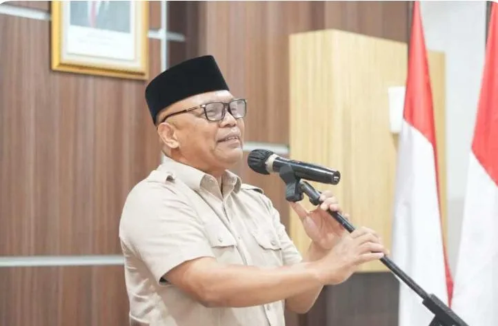 komitmen Pemerintah Kota Sukabumi dalam menjaga transparansi dan akuntabilitas publik 1 komitmen Pemerintah Kota Sukabumi dalam menjaga transparansi dan akuntabilitas publik, penting untuk menyampaikan penjelasan resmi kepada masyarakat terkait pembentukan Tim Koordinasi Percepatan Pembangunan (TKPP) Sekretaris Daerah Kota Sukabumi, H. Andang Tjahjandi, menegaskan bahwa langkah pembentukan TKPP merupakan bentuk komitmen pemerintah daerah dalam menjaga prinsip transparansi, akuntabilitas, serta tata kelola pemerintahan yang baik (good governance). Dalam pernyataannya, Sekda menjelaskan bahwa pembentukan TKPP dilakukan sesuai dengan ketentuan hukum yang berlaku dan merupakan praktik yang lazim diberlakukan di berbagai daerah serta telah diterapkan pula pada periode sebelumnya. Penyesuaian nomenklatur TKPP disebut sebagai upaya keselarasan dengan praktik di pemerintah pusat maupun daerah lain. “Keberadaan TKPP dinilai berdampak langsung pada meningkatnya Pendapatan Asli Daerah (PAD) serta menguatnya sinergi antarlembaga dan perangkat daerah,” ujar Sekda Kota Sukabumi. Kontribusi itu antara lain tercermin pada peningkatan kinerja sejumlah BUMD dan BLUD di Kota Sukabumi. Direktur Utama Perumda BPR Kota Sukabumi, Sutrisno Priyosuryono, menyampaikan, “Keberadaan Tim Komunikasi Percepatan Pembangunan memberikan manfaat konkret dalam meningkatkan citra usaha dan kepercayaan publik, terutama di lingkungan Pemkot Sukabumi. Dampak positif tersebut terlihat dari peningkatan kinerja usaha, di mana laba (gross) naik signifikan dari Rp2,5 miliar pada periode 2024 menjadi Rp4,1 miliar hingga September 2025 dengan ROA mencapai 8,1% dan diperoyeksikan akan lebih besar lagi sampai dengan akhir tahun 2025. Angka ROA ini sangat baik bagi sebuah BPR dan sebagai informasi dalam Analisa Tingkat Kesehatan Bank berdasarkan perhitungan ROA, BPR dapat dikategorikan Sangat Sehat dengan ROA minimal sama atau lebih besar dari 2%. Selain itu, dalam diskusi dengan Ketua Tim KPP pada Selasa, 21 Oktober 2025, disampaikan berbagai masukan dan rencana pengembangan BPR Kota tidak hanya pada aspek penghimpunan dana, tetapi juga dukungan dalam penyelesaian kredit bermasalah.”  Kinerja positif juga dicatatkan Perumda Air Minum Tirta Bumi Wibawa setelah sebelumnya mencatat kerugian rata-rata Rp3,6 miliar per tahun sepanjang 2020 hingga 2024. Plt Direktur PDAM, Dian Afriyandi, menjelaskan, “Perusahaan kini berhasil membukukan profit sebesar Rp410 juta per 30 September 2025 berkat pengawasan Dewas.” Dian Afriyandi melanjutkan, “Capaian yang tidak lepas dari perhatian dan profesionalitas Dewan Pengawas, H. Ubay, yang dianggap sebagai sosok pembimbing sekaligus pengawas kinerja perusahaan secara konsisten; dukungan kuat terhadap inovasi seperti pengembangan produk AMDK; serta arahan Wali Kota selaku Kuasa Pemilik Modal (KPM) bersama Dewan Pengawas terhadap penanganan NRW (kehilangan air) melalui pembentukan Tim NRW yang fokus melakukan berbagai upaya penurunan kebocoran di Cabang Sukabumi 3.” Pada sektor layanan kesehatan, peningkatan drastis juga terjadi pada RSUD R. Syamsudin, S.H. “Rumah sakit yang sebelumnya mengalami kerugian kini berhasil menorehkan profit sebesar Rp7 miliar per 30 September 2025,” ungkap Direktur RSUD, Yanyan Rusyandi. Ia menyebutkan bahwa peningkatan signifikan ini tidak lepas dari kinerja Ketua TKPP yang juga menjabat sebagai Ketua Dewas RS dalam melakukan monitoring bulanan atas laporan keuangan serta memberikan rekomendasi perbaikan, mengawasi berbagai isu krusial seperti penanganan karyawan NAPZA, piutang, kas BLUD, dan keluhan masyarakat, mengendalikan belanja termasuk remunerasi, mempercepat penyelesaian temuan BPK, serta mendorong akselerasi akses pinjaman perbankan guna memperkuat likuiditas dan pengembangan layanan rumah sakit. Selain itu, Galih Marelia selaku Kepala BPKPD menjelaskan bahwa kontribusi TKPP juga tercermin pada peningkatan PAD Kota Sukabumi. Galih menyebut capaian pajak dan retribusi daerah non-BLUD per 30 September 2024 tercatat Rp. 66.723.755.800, meningkat signifikan menjadi Rp. 103.726.730.681 per 30 September 2025 atau naik 55%. Pemerintah juga membentuk Tim PIC PAD sebagai terobosan untuk memperkuat optimalisasi penerimaan daerah dengan pendekatan Biro Entrepreneur yang tetap menjunjung akuntabilitas. Menanggapi pro kontra TKPP serta dibentukny Panja TKPP oleh DPRD Kota Sukabumi, H. Andang Tjahjandi menyampaikan harapan agar publik melihat pembentukan TKPP ini secara utuh, objektif, dan berbasis data, sehingga tidak memunculkan bias informasi. Ia menambahkan bahwa alokasi anggaran penunjang TKPP masih jauh lebih kecil dibanding capaian kinerja yang diperoleh, karena TKPP berfungsi sebagai akselerator pencapaian target pembangunan daerah. Sekda menutup pernyataannya dengan memastikan bahwa seluruh kebijakan terkait TKPP dan penugasan personelnya dilakukan demi peningkatan kinerja fiskal serta mutu pelayanan publik yang berkelanjutan di Kota Sukabumi. “Pemerintah Kota Sukabumi berkomitmen untuk terus bekerja dalam koridor akuntabilitas dan efektivitas agar manfaat pembangunan dapat dirasakan langsung oleh masyarakat,” tegas Sekretaris Daerah Kota Sukabumi.