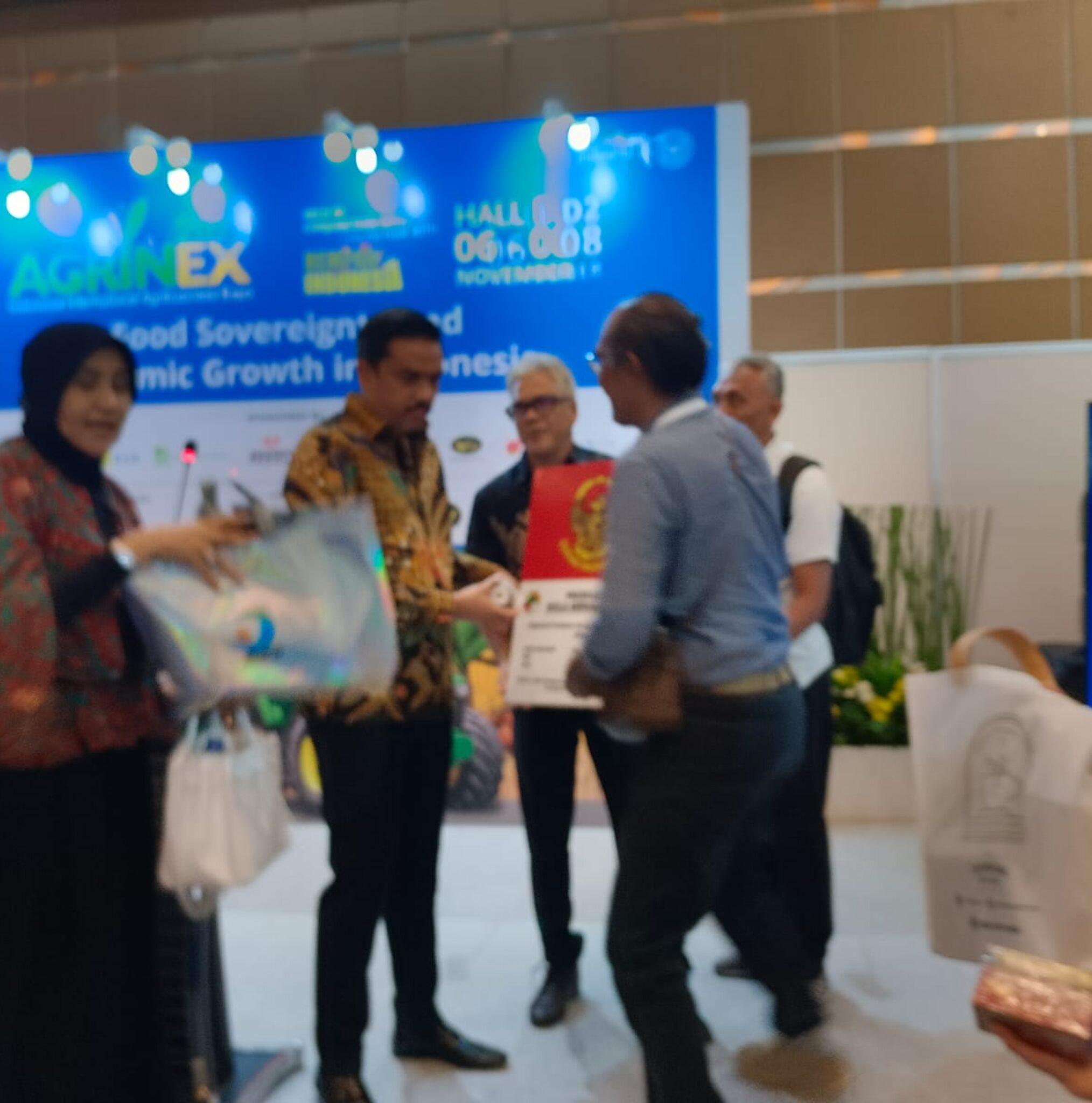 Ketua Yayasan Gerak Nusantara Serahkan Gula Merah Sawit ke Menteri UMKM, Dorong Hilirisasi dan Penguatan SAPA UMKM